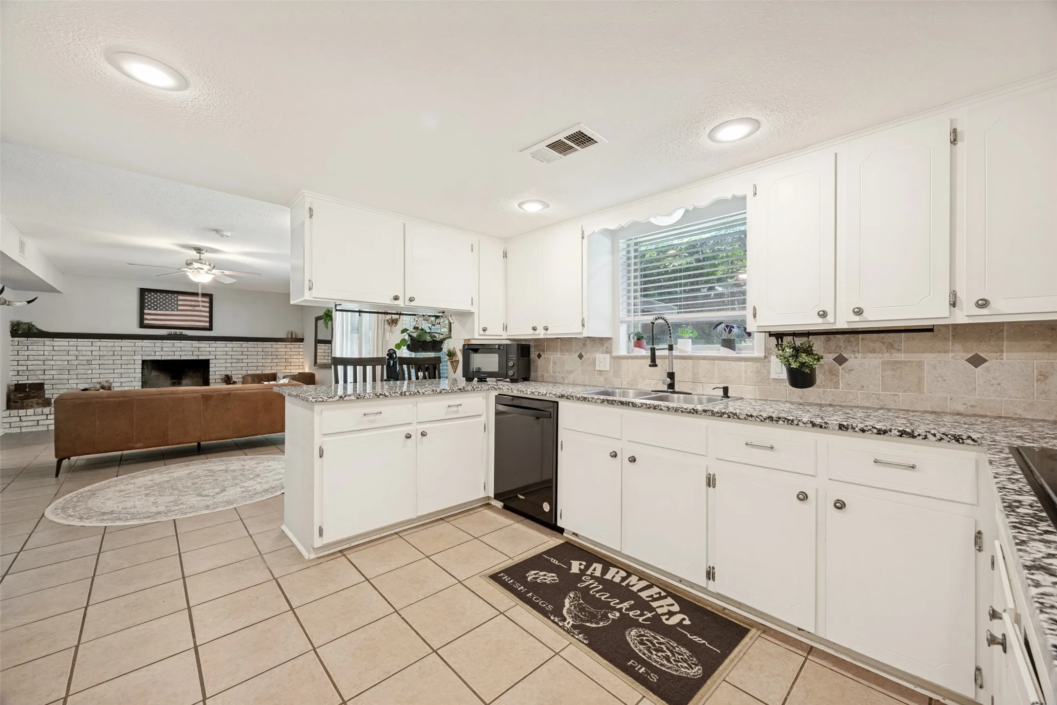 Single Family Residence For Sale in Grayson County , 1510 W Mcgee Street, Sherman, Texas 75092, 4 Bedroom, 3 Bathroom, 2 Garage spaces, 1,996 Sqft, built in 1963, mls#21282647, Real Estate Agent in Sherman, Homes For Sale in Grayson county, Homes For Sale in Sherman, Realtor in Sherman Texas, Real Estate Brokerage Independent Realty Texas, Luminita Cordes Realtor