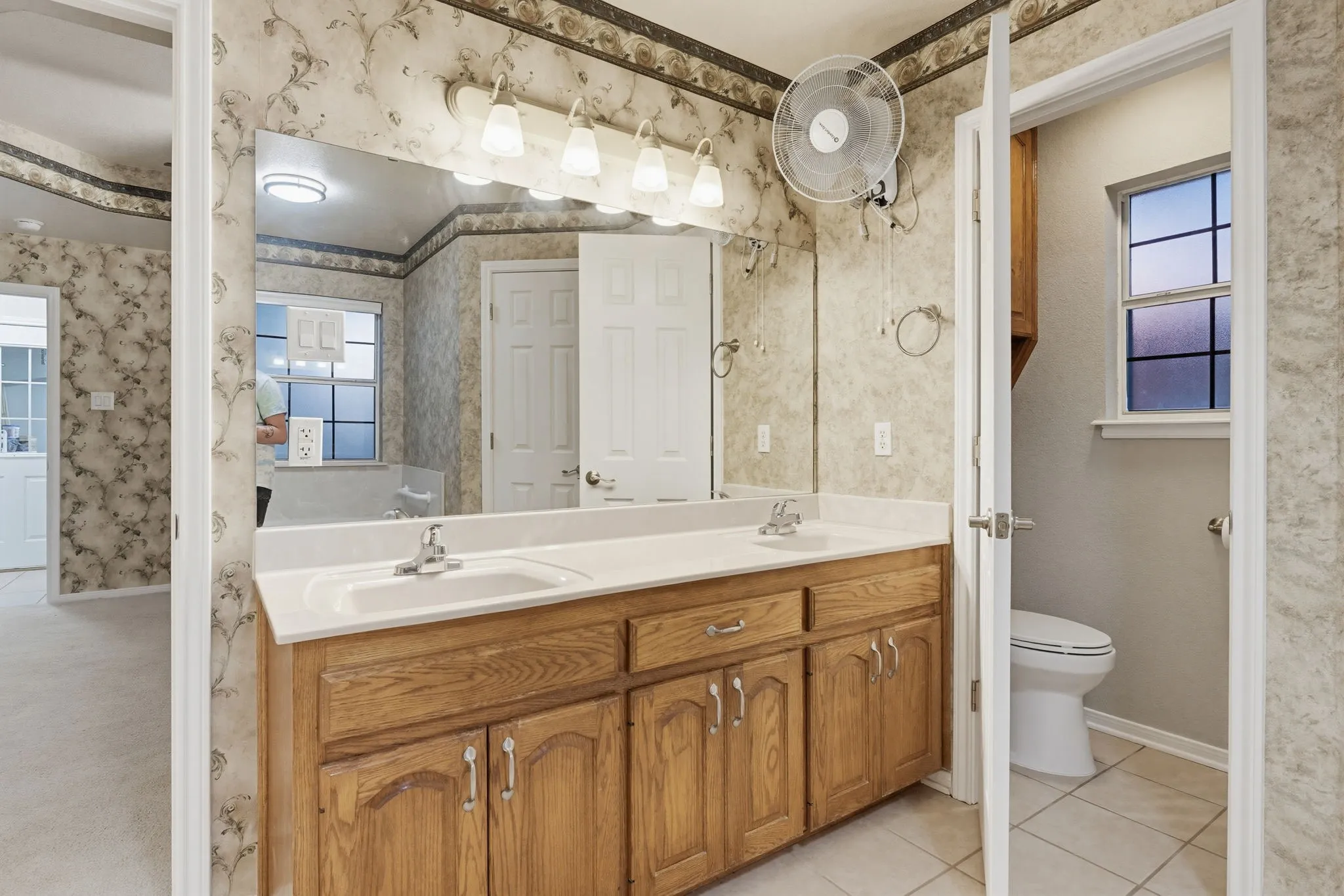 Double vanity with integrated sinks and a white countertop