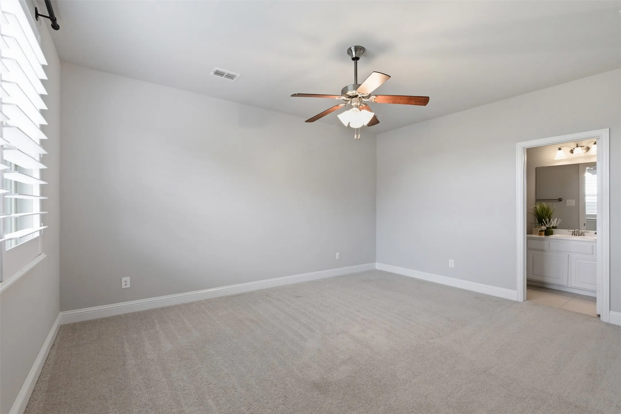 Upstairs 4th bedroom or Game room/Media room with full bath and walk-in closet