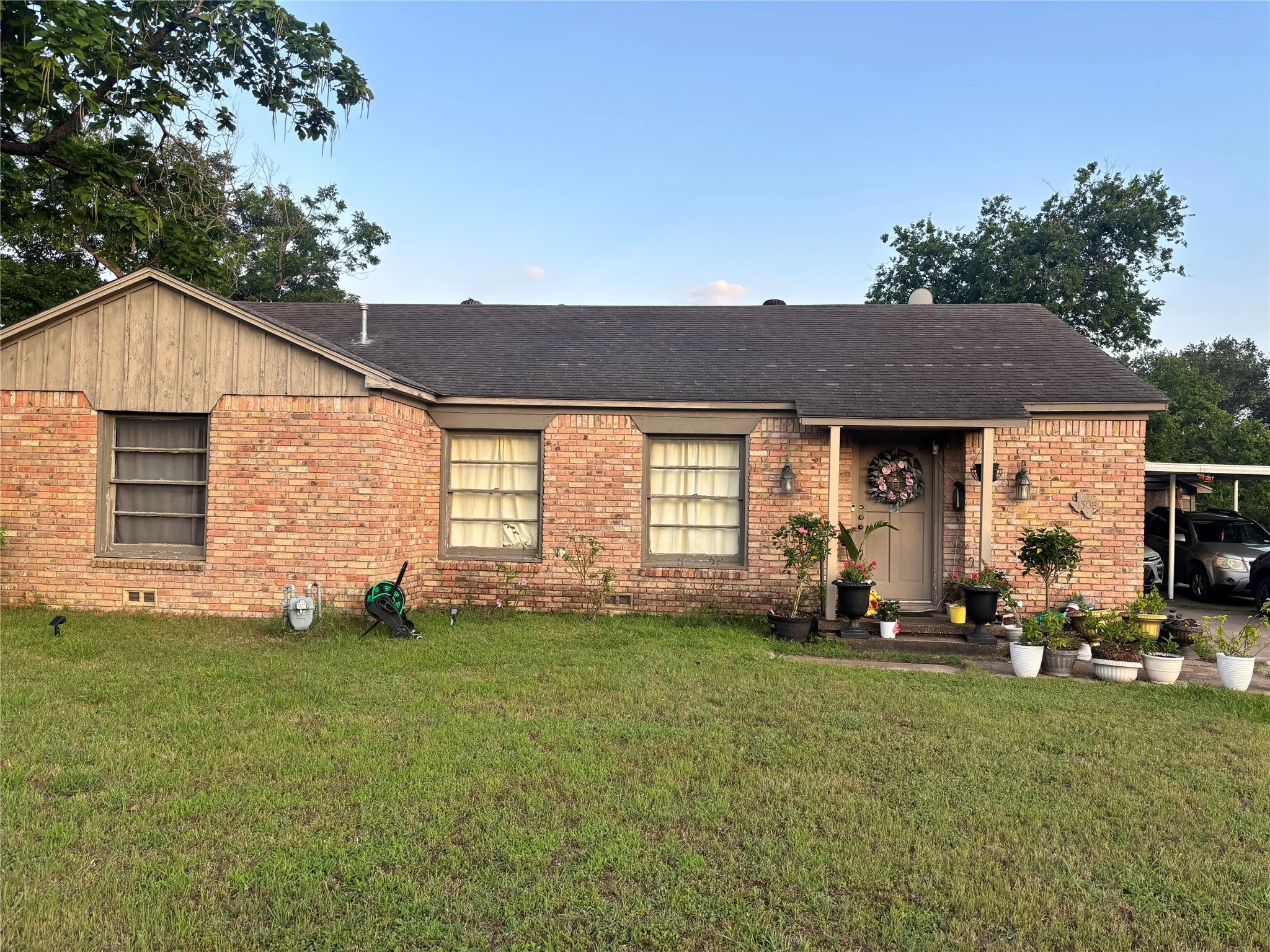Single Family Residence For Sale in Mc Lennan County , 1508 E Texas Avenue, Mart, Texas 76664, 3 Bedrooms, 2 Bathrooms, 4 Garage spaces, 1,643 Sqft, built in 1965, Price $189,000, mls#21282656, Real Estate Agent in Mart, Homes For Sale in Mc Lennan county, Homes For Sale in Mart, Realtor in Mart Texas, Real Estate Brokerage Independent Realty Texas, Luminita Cordes Realtor