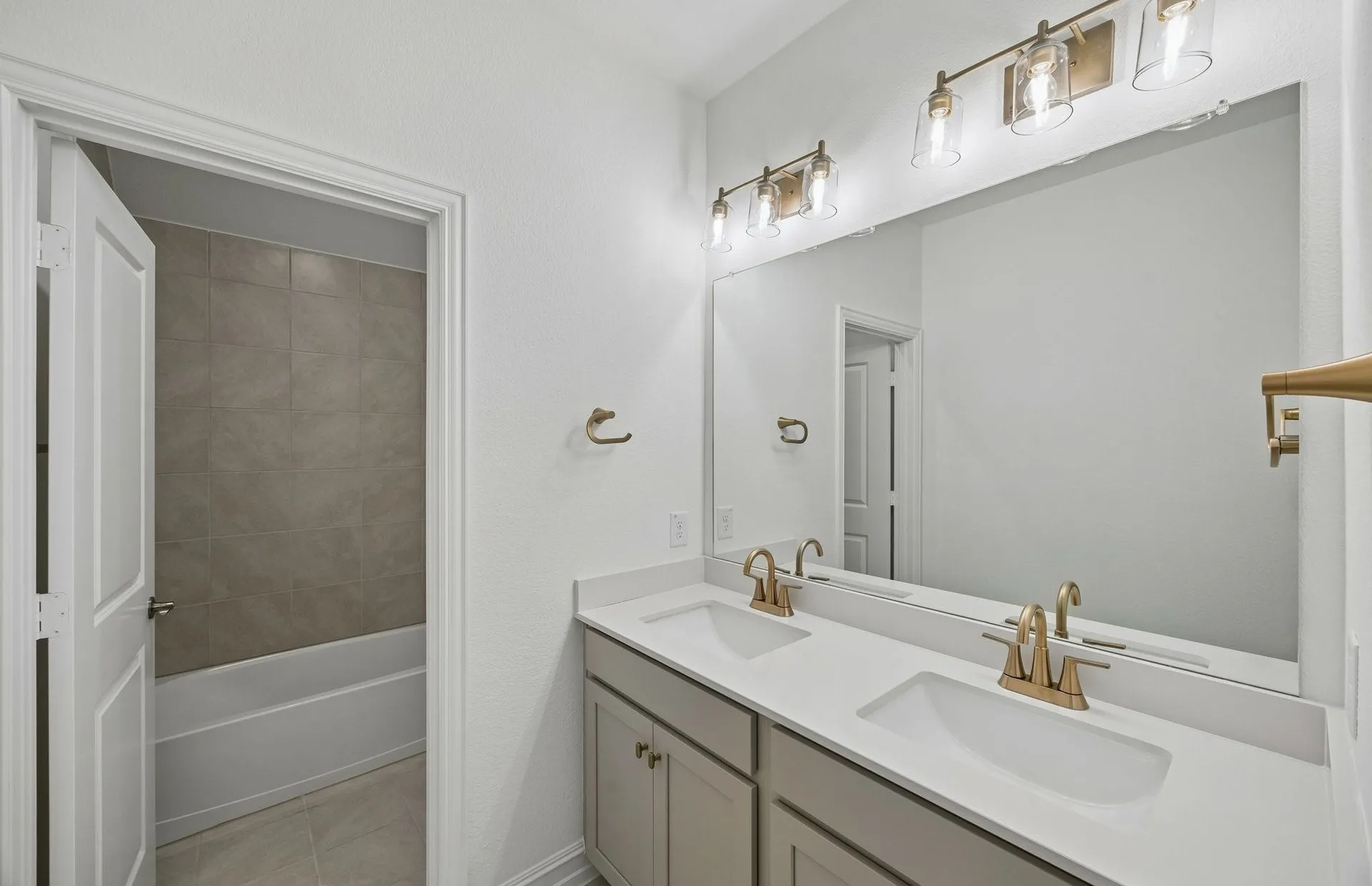 Spacious secondary bathroom