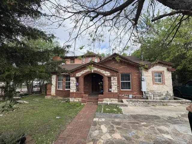 Single Family Residence For Sale in Dallas County , 4335 Moler Street, Dallas, Texas 75211, 3 Bedrooms, 2 Bathrooms, Garage spaces, 2,005 Sqft, built in 1944, Price $298,900, mls#21282685, Real Estate Agent in Dallas, Homes For Sale in Dallas county, Homes For Sale in Dallas, Realtor in Dallas Texas, Real Estate Brokerage Independent Realty Texas, Luminita Cordes Realtor