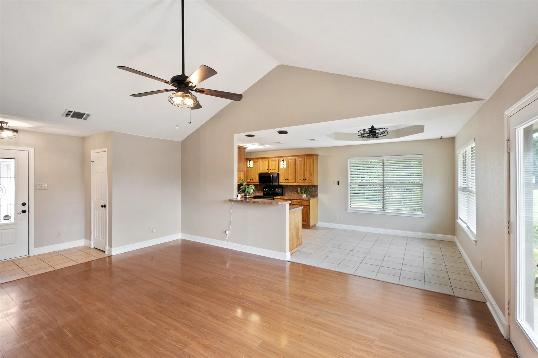 Single Family Residence For Sale in Henderson County , 125 Meadow Heath Drive, Gun Barrel City, Texas 75156, 3 Bedroom, 2 Bathroom, 2 Garage spaces, 1,363 Sqft, built in 2005, mls#21282172, Real Estate Agent in Gun Barrel City, Homes For Sale in Henderson county, Homes For Sale in Gun Barrel City, Realtor in Gun Barrel City Texas, Real Estate Brokerage Independent Realty Texas, Luminita Cordes Realtor