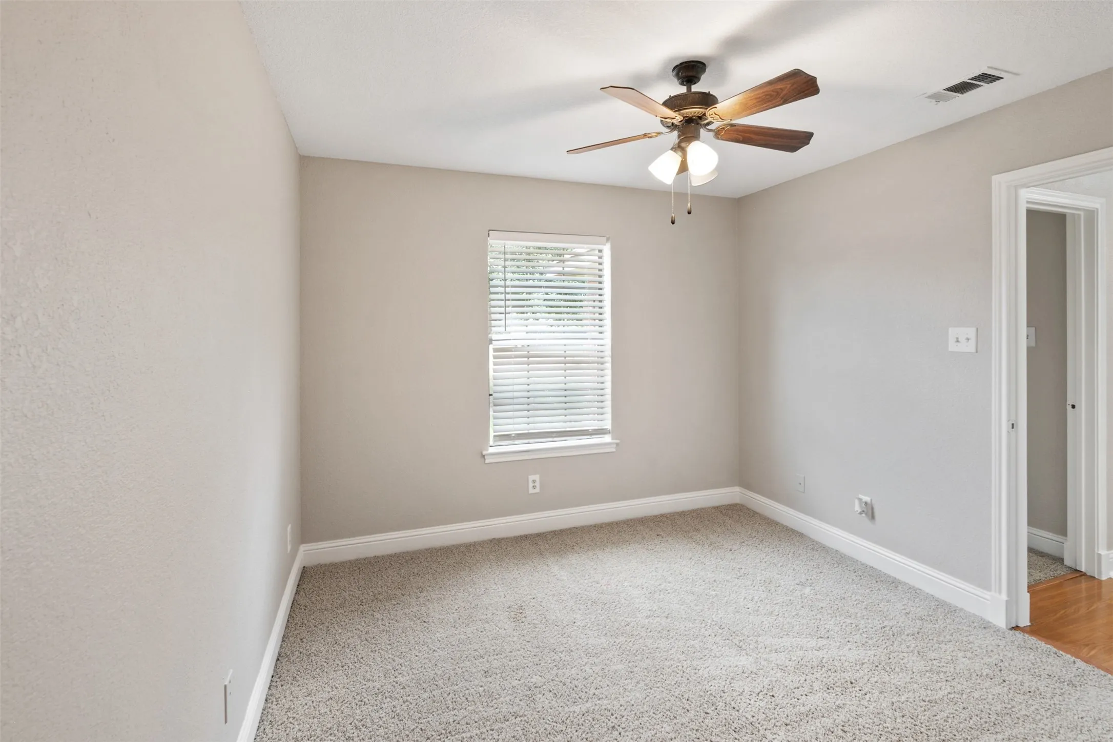 Single Family Residence For Sale in Henderson County , 125 Meadow Heath Drive, Gun Barrel City, Texas 75156, 3 Bedroom, 2 Bathroom, 2 Garage spaces, 1,363 Sqft, built in 2005, mls#21282172, Real Estate Agent in Gun Barrel City, Homes For Sale in Henderson county, Homes For Sale in Gun Barrel City, Realtor in Gun Barrel City Texas, Real Estate Brokerage Independent Realty Texas, Luminita Cordes Realtor