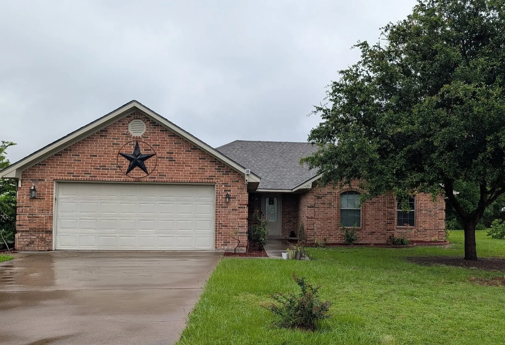 Single Family Residence For Sale in Henderson County , 125 Meadow Heath Drive, Gun Barrel City, Texas 75156, 3 Bedroom, 2 Bathroom, 2 Garage spaces, 1,363 Sqft, built in 2005, mls#21282172, Real Estate Agent in Gun Barrel City, Homes For Sale in Henderson county, Homes For Sale in Gun Barrel City, Realtor in Gun Barrel City Texas, Real Estate Brokerage Independent Realty Texas, Luminita Cordes Realtor