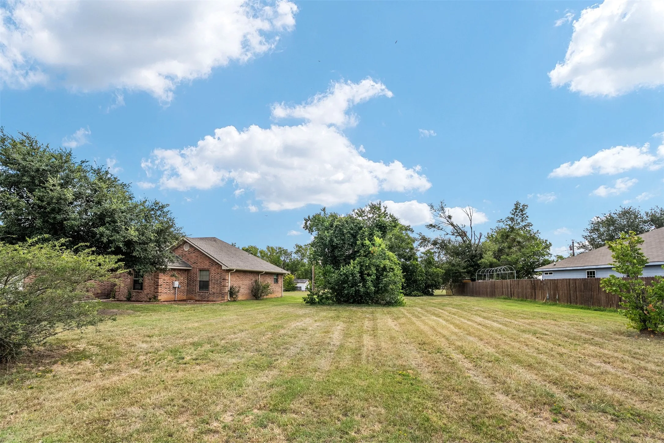 Single Family Residence For Sale in Henderson County , 125 Meadow Heath Drive, Gun Barrel City, Texas 75156, 3 Bedroom, 2 Bathroom, 2 Garage spaces, 1,363 Sqft, built in 2005, mls#21282172, Real Estate Agent in Gun Barrel City, Homes For Sale in Henderson county, Homes For Sale in Gun Barrel City, Realtor in Gun Barrel City Texas, Real Estate Brokerage Independent Realty Texas, Luminita Cordes Realtor