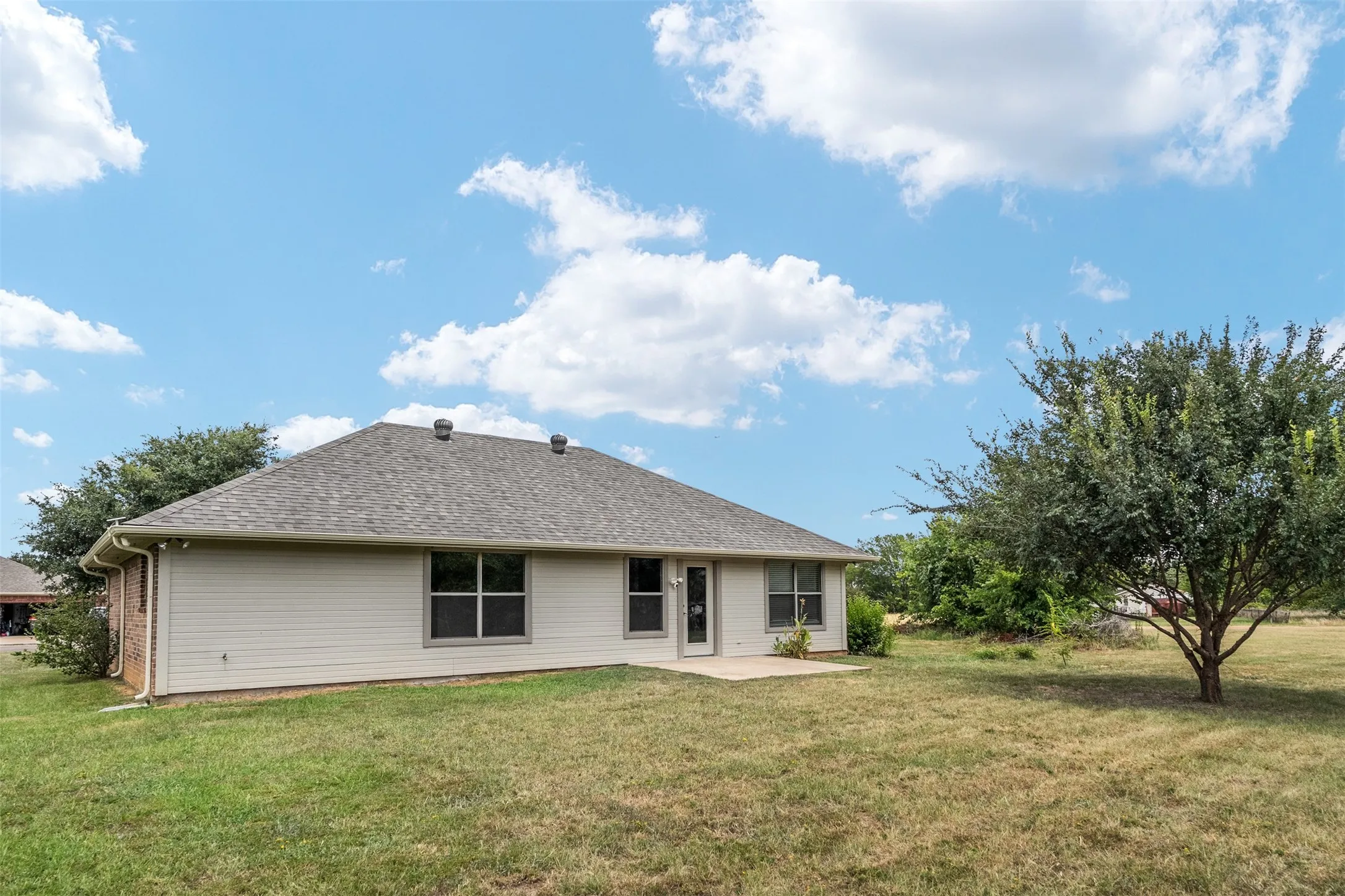 Single Family Residence For Sale in Henderson County , 125 Meadow Heath Drive, Gun Barrel City, Texas 75156, 3 Bedroom, 2 Bathroom, 2 Garage spaces, 1,363 Sqft, built in 2005, mls#21282172, Real Estate Agent in Gun Barrel City, Homes For Sale in Henderson county, Homes For Sale in Gun Barrel City, Realtor in Gun Barrel City Texas, Real Estate Brokerage Independent Realty Texas, Luminita Cordes Realtor