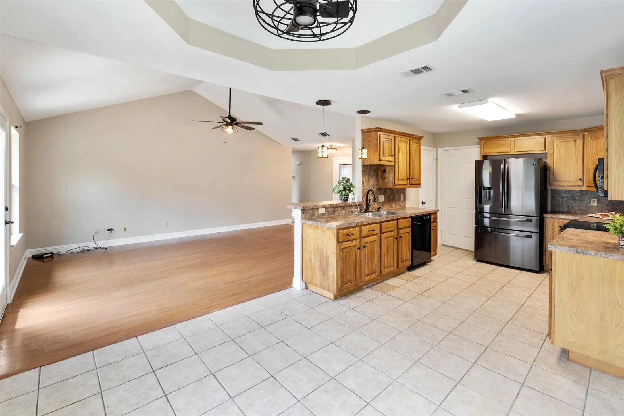 Single Family Residence For Sale in Henderson County , 125 Meadow Heath Drive, Gun Barrel City, Texas 75156, 3 Bedroom, 2 Bathroom, 2 Garage spaces, 1,363 Sqft, built in 2005, mls#21282172, Real Estate Agent in Gun Barrel City, Homes For Sale in Henderson county, Homes For Sale in Gun Barrel City, Realtor in Gun Barrel City Texas, Real Estate Brokerage Independent Realty Texas, Luminita Cordes Realtor
