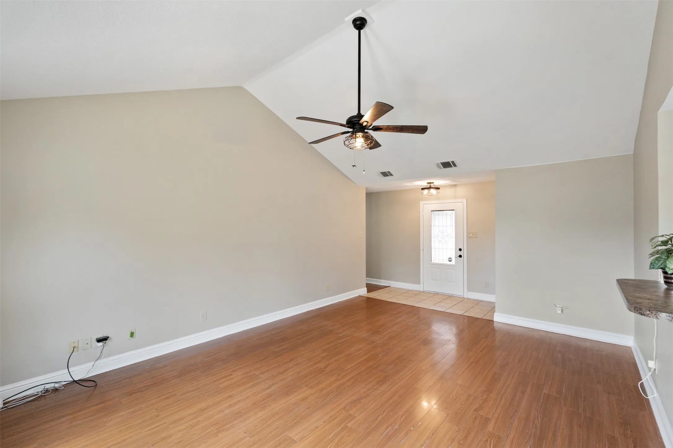 Single Family Residence For Sale in Henderson County , 125 Meadow Heath Drive, Gun Barrel City, Texas 75156, 3 Bedroom, 2 Bathroom, 2 Garage spaces, 1,363 Sqft, built in 2005, mls#21282172, Real Estate Agent in Gun Barrel City, Homes For Sale in Henderson county, Homes For Sale in Gun Barrel City, Realtor in Gun Barrel City Texas, Real Estate Brokerage Independent Realty Texas, Luminita Cordes Realtor