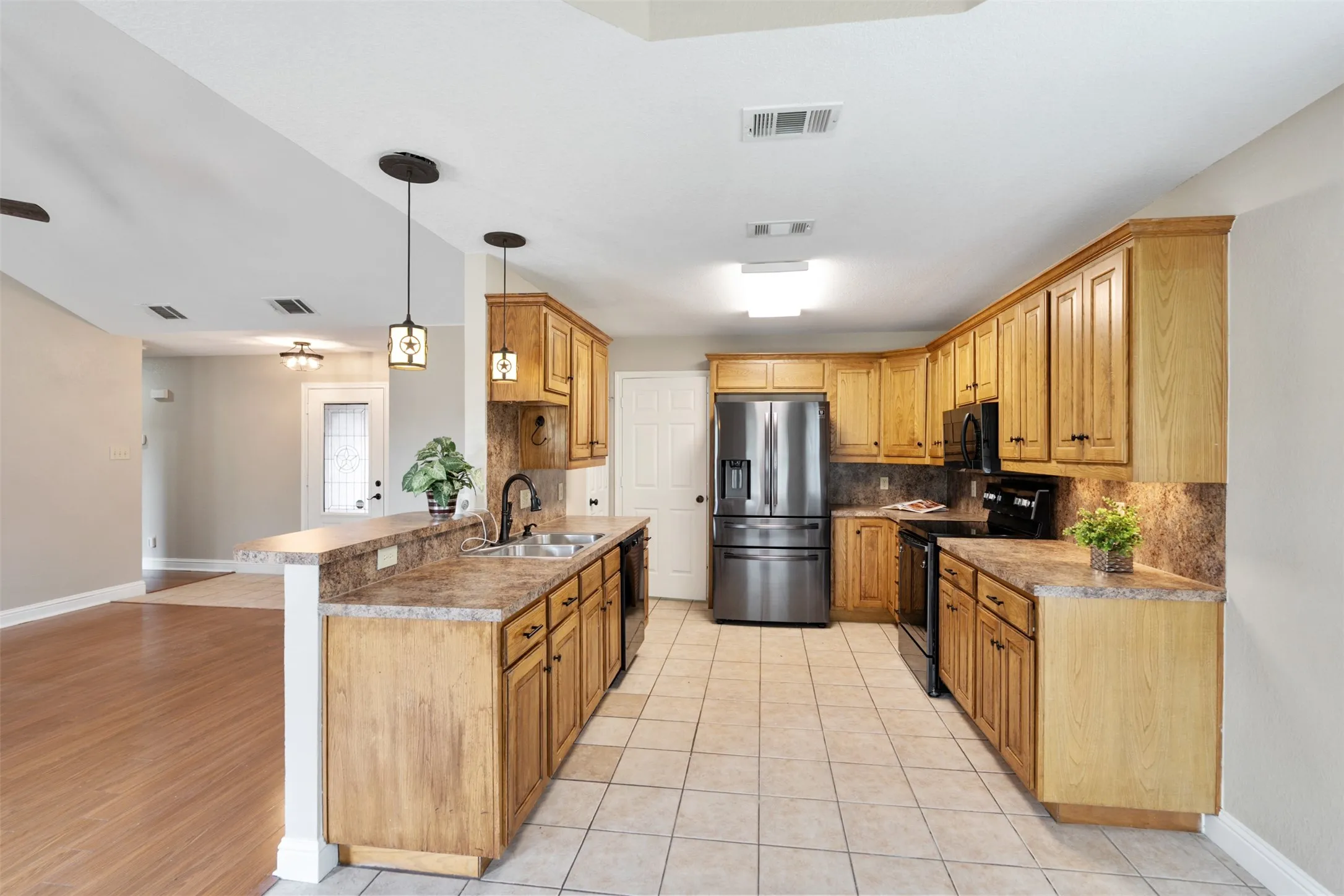 Single Family Residence For Sale in Henderson County , 125 Meadow Heath Drive, Gun Barrel City, Texas 75156, 3 Bedroom, 2 Bathroom, 2 Garage spaces, 1,363 Sqft, built in 2005, mls#21282172, Real Estate Agent in Gun Barrel City, Homes For Sale in Henderson county, Homes For Sale in Gun Barrel City, Realtor in Gun Barrel City Texas, Real Estate Brokerage Independent Realty Texas, Luminita Cordes Realtor