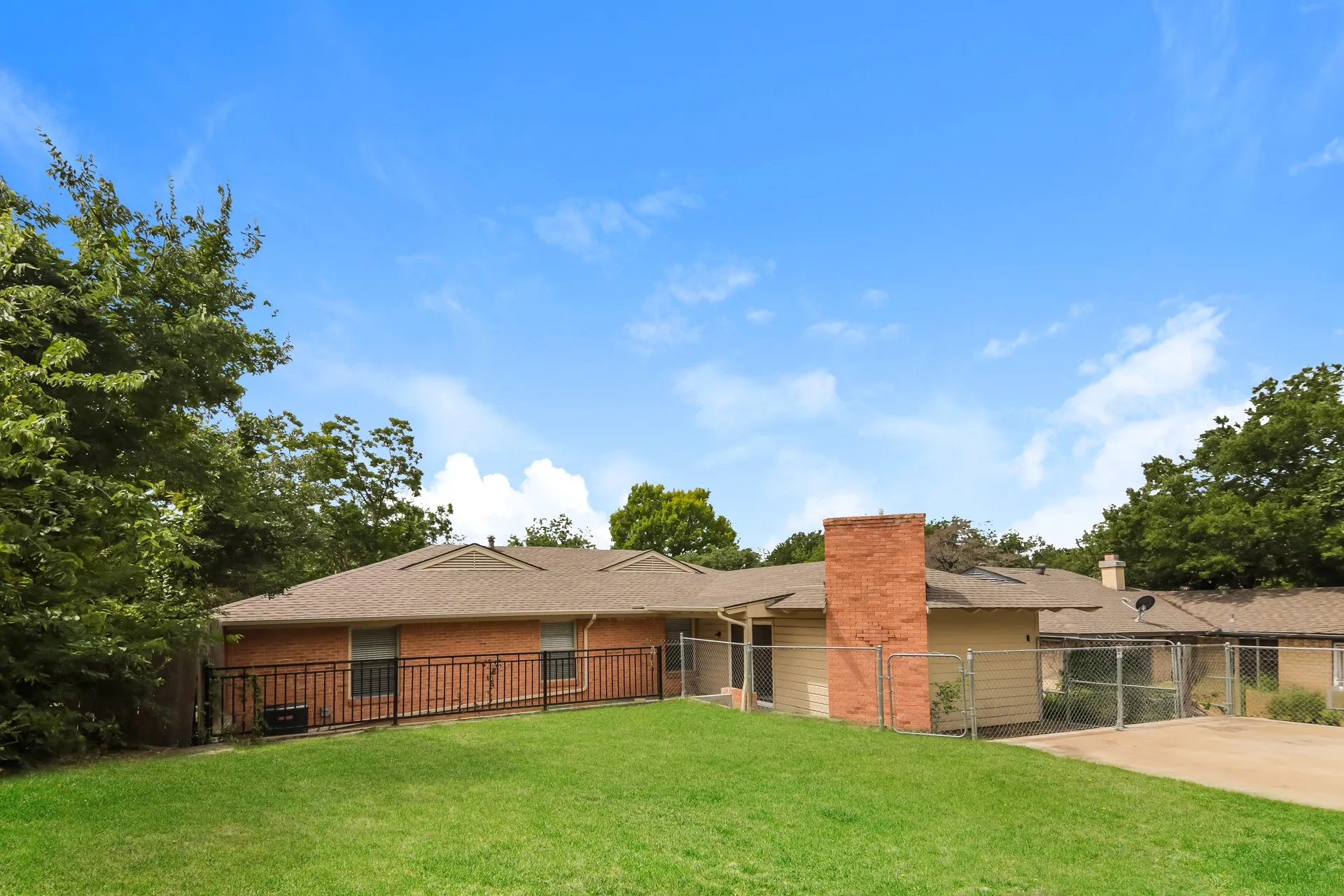 Single Family Residence For Sale in Dallas County , 7431 Piedmont Drive, Dallas, Texas 75227, 3 Bedroom, 1 Bathroom, 1 Garage spaces, 1,469 Sqft, built in 1953, mls#21275318, Real Estate Agent in Dallas, Homes For Sale in Dallas county, Homes For Sale in Dallas, Realtor in Dallas Texas, Real Estate Brokerage Independent Realty Texas, Luminita Cordes Realtor