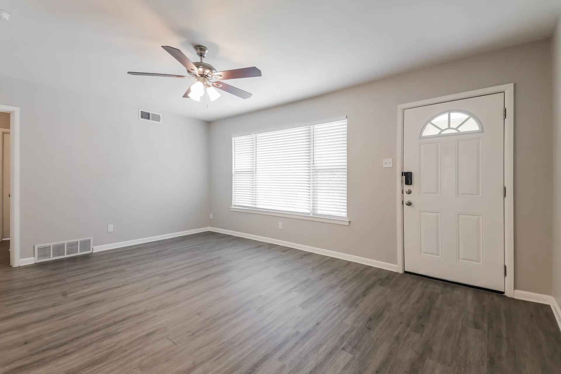 Single Family Residence For Sale in Dallas County , 7431 Piedmont Drive, Dallas, Texas 75227, 3 Bedroom, 1 Bathroom, 1 Garage spaces, 1,469 Sqft, built in 1953, mls#21275318, Real Estate Agent in Dallas, Homes For Sale in Dallas county, Homes For Sale in Dallas, Realtor in Dallas Texas, Real Estate Brokerage Independent Realty Texas, Luminita Cordes Realtor