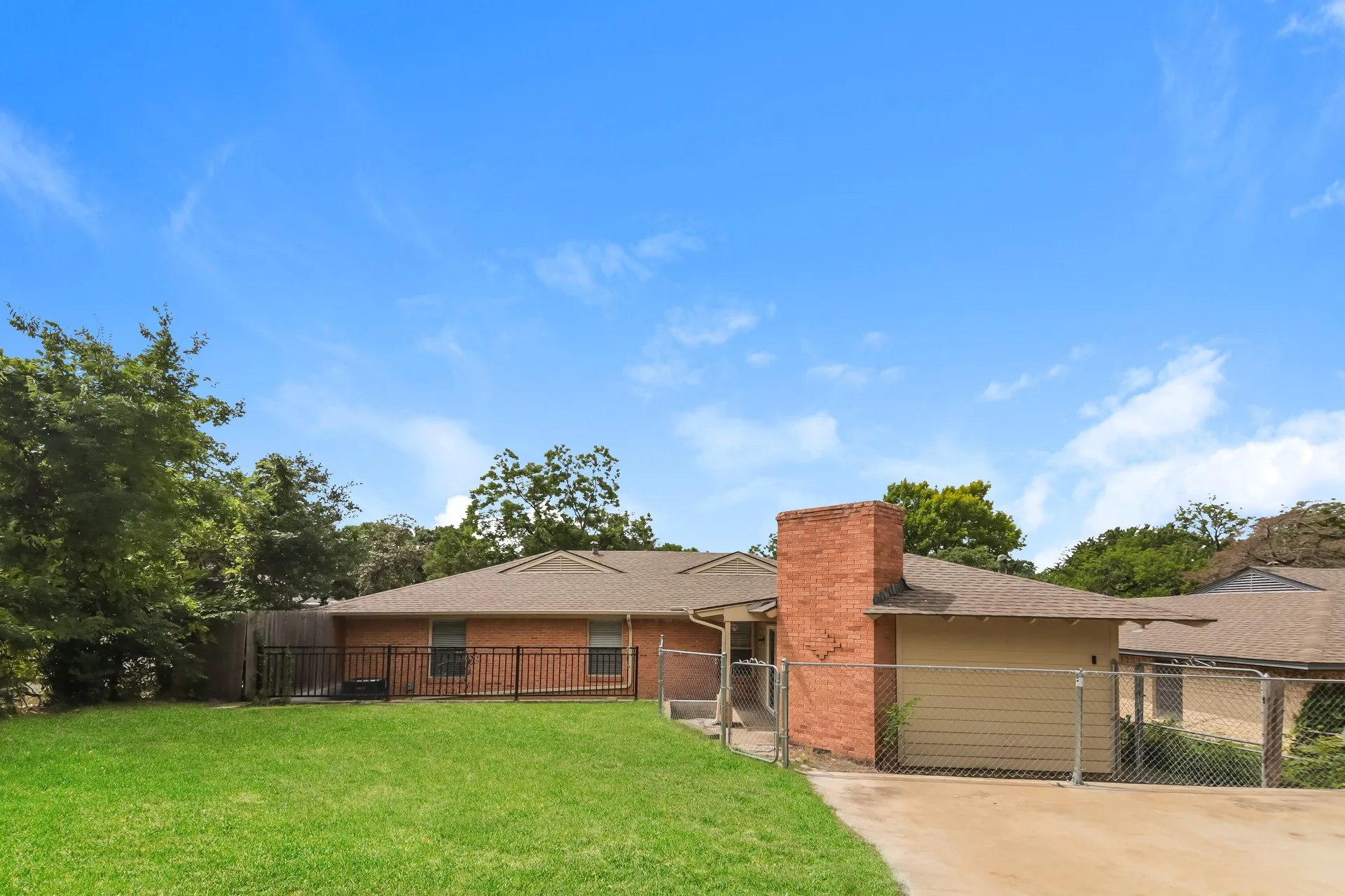 Single Family Residence For Sale in Dallas County , 7431 Piedmont Drive, Dallas, Texas 75227, 3 Bedroom, 1 Bathroom, 1 Garage spaces, 1,469 Sqft, built in 1953, mls#21275318, Real Estate Agent in Dallas, Homes For Sale in Dallas county, Homes For Sale in Dallas, Realtor in Dallas Texas, Real Estate Brokerage Independent Realty Texas, Luminita Cordes Realtor