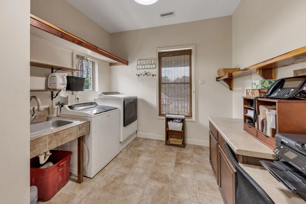 Single Family Residence For Sale in Franklin (TX) County , 8150 Texas Highway 37 S S, Winnsboro, Texas 75494, 4 Bedrooms, 5 Bathrooms, 2 Garage spaces, 6,268 Sqft, built in 2005, Price $1,650,000, mls#21282629, Real Estate Agent in Winnsboro, Homes For Sale in Franklin (TX) county, Homes For Sale in Winnsboro, Realtor in Winnsboro Texas, Real Estate Brokerage Independent Realty Texas, Luminita Cordes Realtor