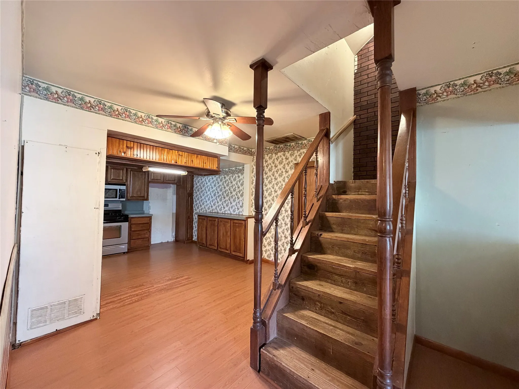 Single Family Residence For Sale in Hamilton County , 403 N Reagan Street, Hamilton, Texas 76531, 3 Bedrooms, 2 Bathrooms, Garage spaces, 1,952 Sqft, built in 1950, Price $139,000, mls#21282749, Real Estate Agent in Hamilton, Homes For Sale in Hamilton county, Homes For Sale in Hamilton, Realtor in Hamilton Texas, Real Estate Brokerage Independent Realty Texas, Luminita Cordes Realtor