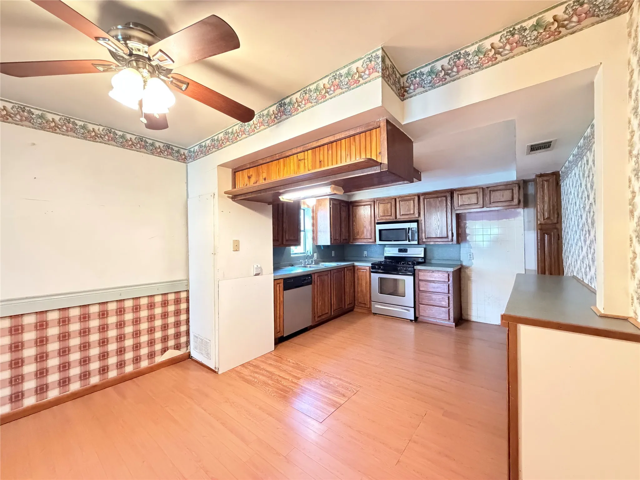 Single Family Residence For Sale in Hamilton County , 403 N Reagan Street, Hamilton, Texas 76531, 3 Bedrooms, 2 Bathrooms, Garage spaces, 1,952 Sqft, built in 1950, Price $139,000, mls#21282749, Real Estate Agent in Hamilton, Homes For Sale in Hamilton county, Homes For Sale in Hamilton, Realtor in Hamilton Texas, Real Estate Brokerage Independent Realty Texas, Luminita Cordes Realtor