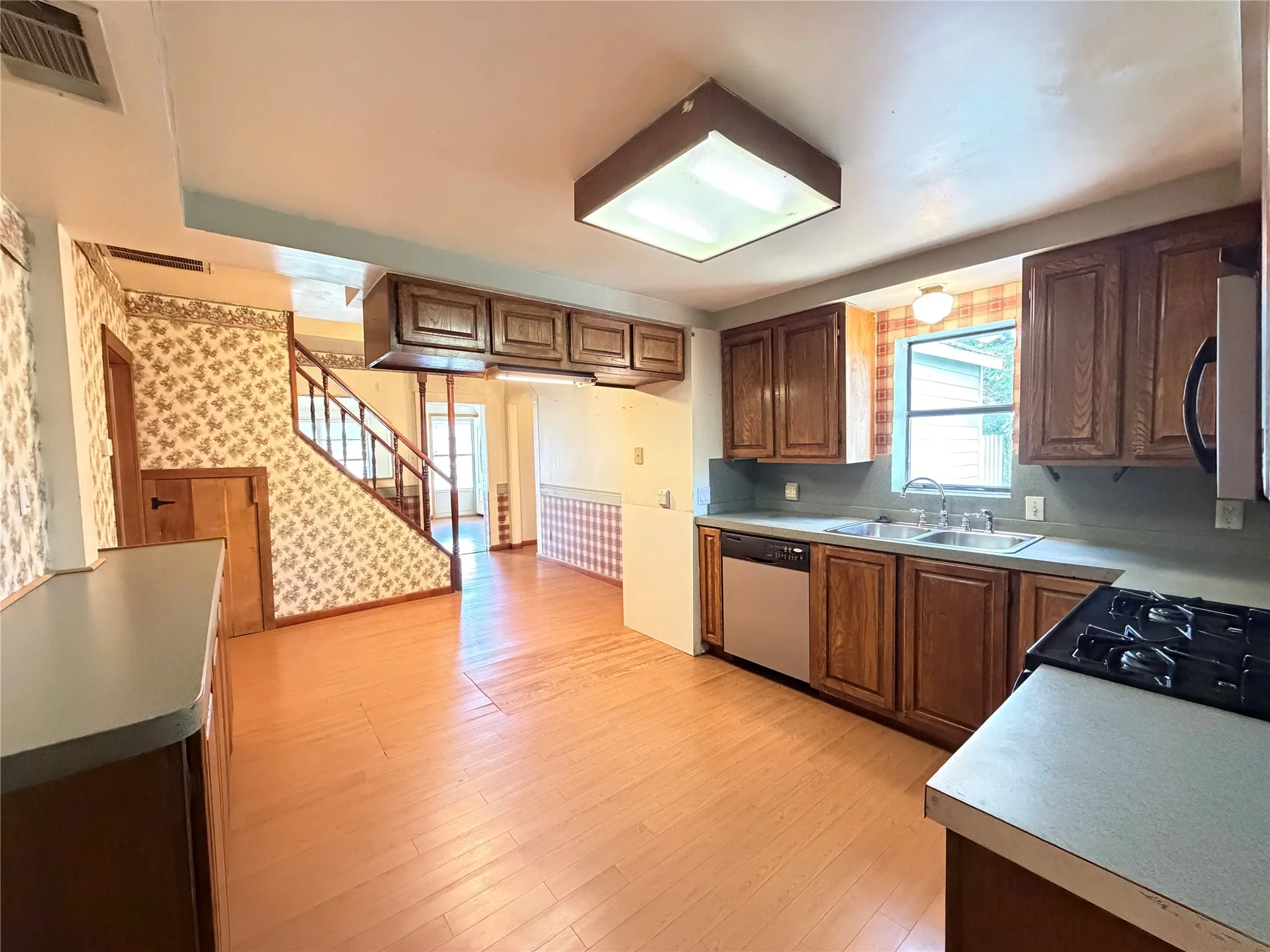 Single Family Residence For Sale in Hamilton County , 403 N Reagan Street, Hamilton, Texas 76531, 3 Bedrooms, 2 Bathrooms, Garage spaces, 1,952 Sqft, built in 1950, Price $139,000, mls#21282749, Real Estate Agent in Hamilton, Homes For Sale in Hamilton county, Homes For Sale in Hamilton, Realtor in Hamilton Texas, Real Estate Brokerage Independent Realty Texas, Luminita Cordes Realtor