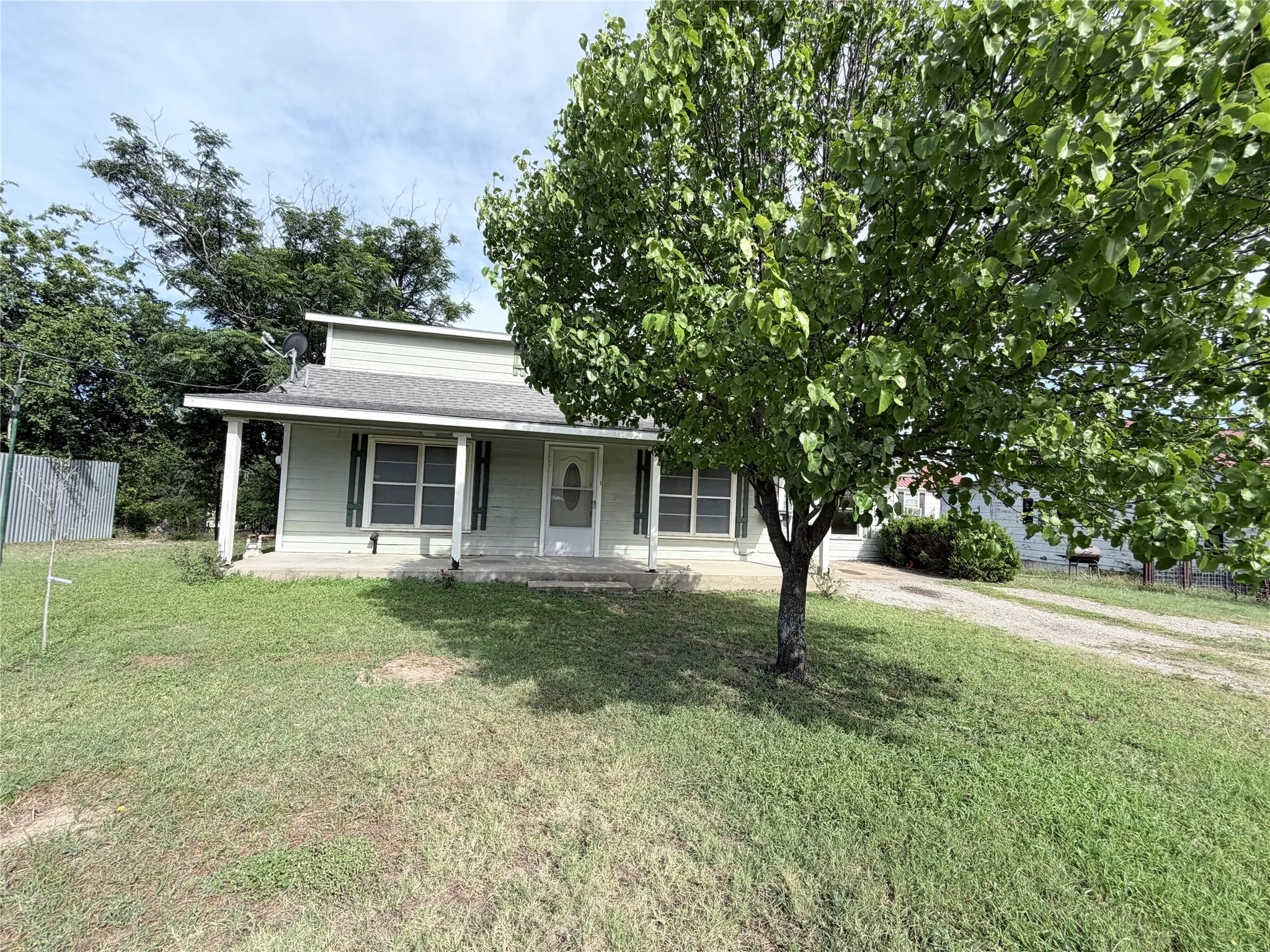 Single Family Residence For Sale in Hamilton County , 403 N Reagan Street, Hamilton, Texas 76531, 3 Bedrooms, 2 Bathrooms, Garage spaces, 1,952 Sqft, built in 1950, Price $139,000, mls#21282749, Real Estate Agent in Hamilton, Homes For Sale in Hamilton county, Homes For Sale in Hamilton, Realtor in Hamilton Texas, Real Estate Brokerage Independent Realty Texas, Luminita Cordes Realtor