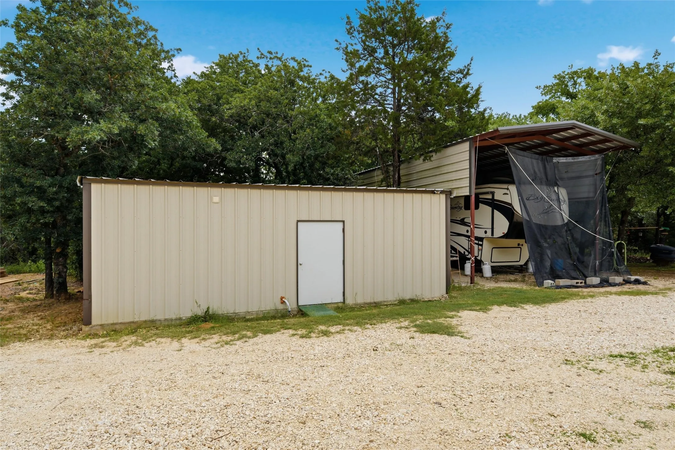 Mobile Home For Sale in Hill County , 154 HCR 1217, Blum, Texas 76627, 3 Bedroom, 2 Bathroom, Garage spaces, 1,280 Sqft, built in 1999, mls#21273676, Real Estate Agent in Blum, Homes For Sale in Hill county, Homes For Sale in Blum, Realtor in Blum Texas, Real Estate Brokerage Independent Realty Texas, Luminita Cordes Realtor