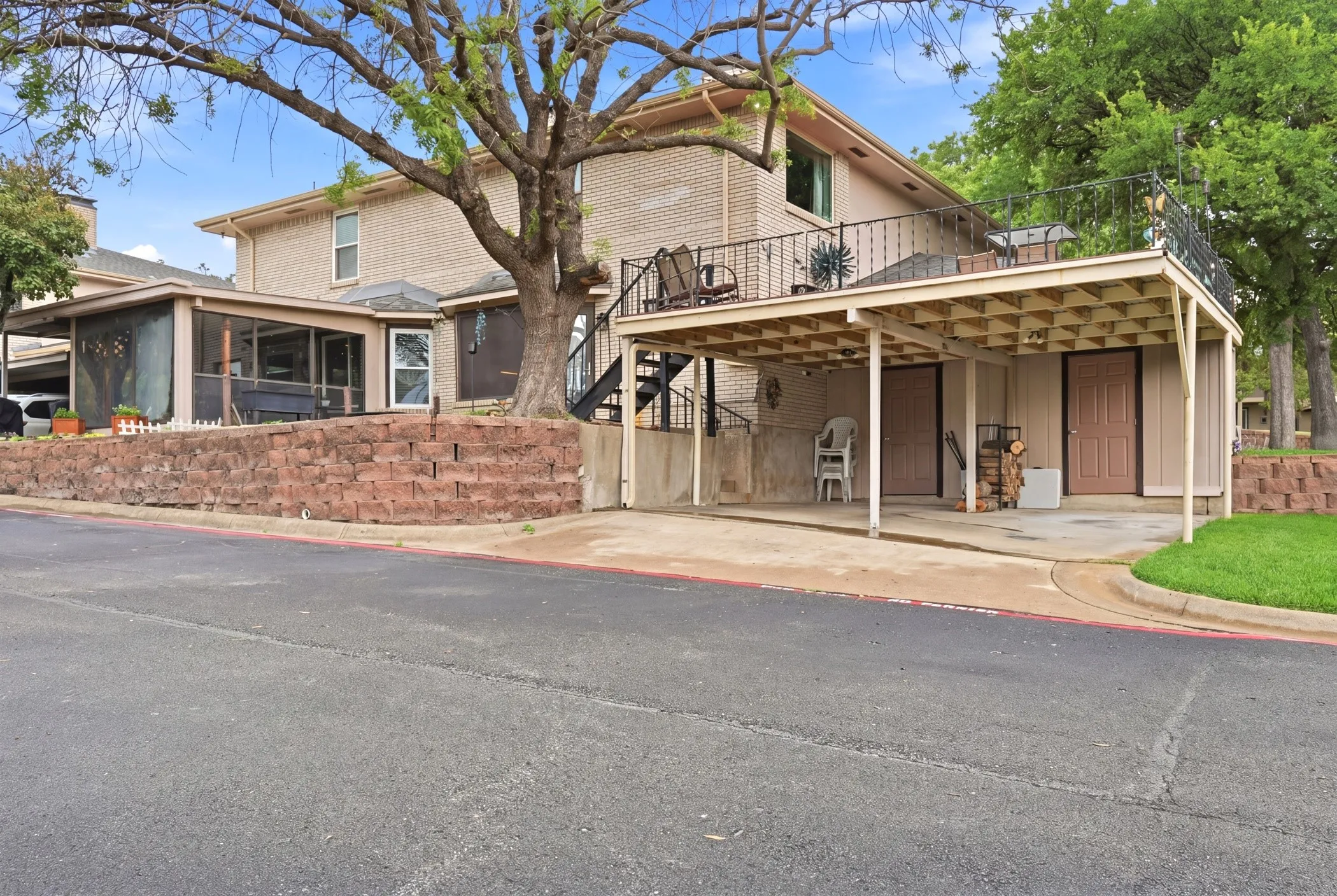 Condominium For Sale in Dallas County , 5860 Marina Drive 24, Garland, Texas 75043, 3 Bedroom, 4 Bathroom, Garage spaces, 2,164 Sqft, built in 1977, mls#21280511, Real Estate Agent in Garland, Homes For Sale in Dallas county, Homes For Sale in Garland, Realtor in Garland Texas, Real Estate Brokerage Independent Realty Texas, Luminita Cordes Realtor