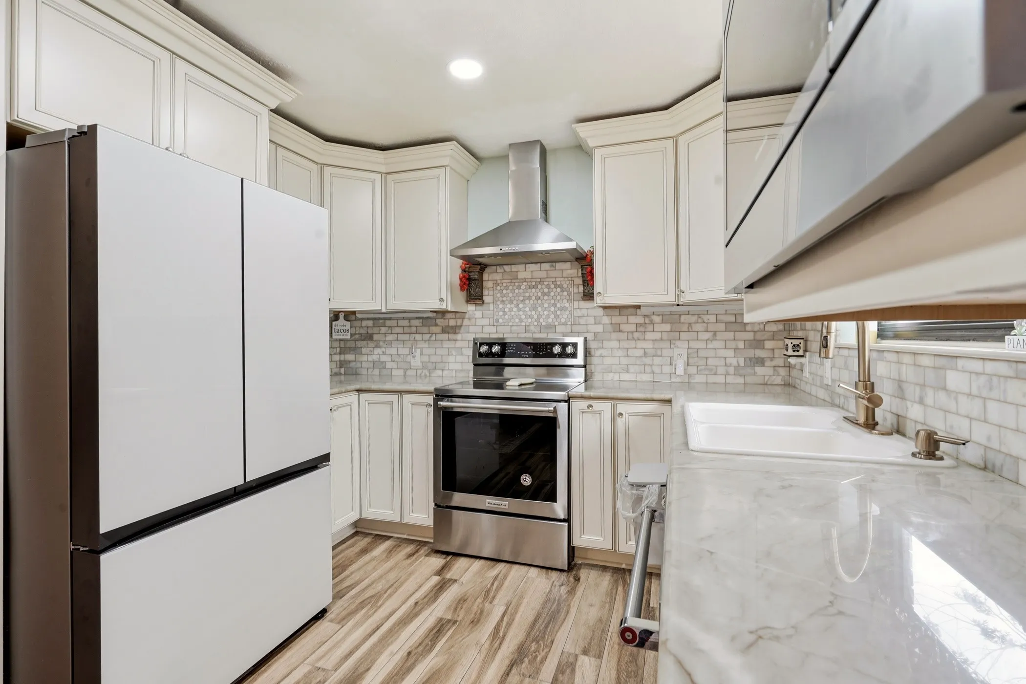 Condominium For Sale in Dallas County , 5860 Marina Drive 24, Garland, Texas 75043, 3 Bedroom, 4 Bathroom, Garage spaces, 2,164 Sqft, built in 1977, mls#21280511, Real Estate Agent in Garland, Homes For Sale in Dallas county, Homes For Sale in Garland, Realtor in Garland Texas, Real Estate Brokerage Independent Realty Texas, Luminita Cordes Realtor