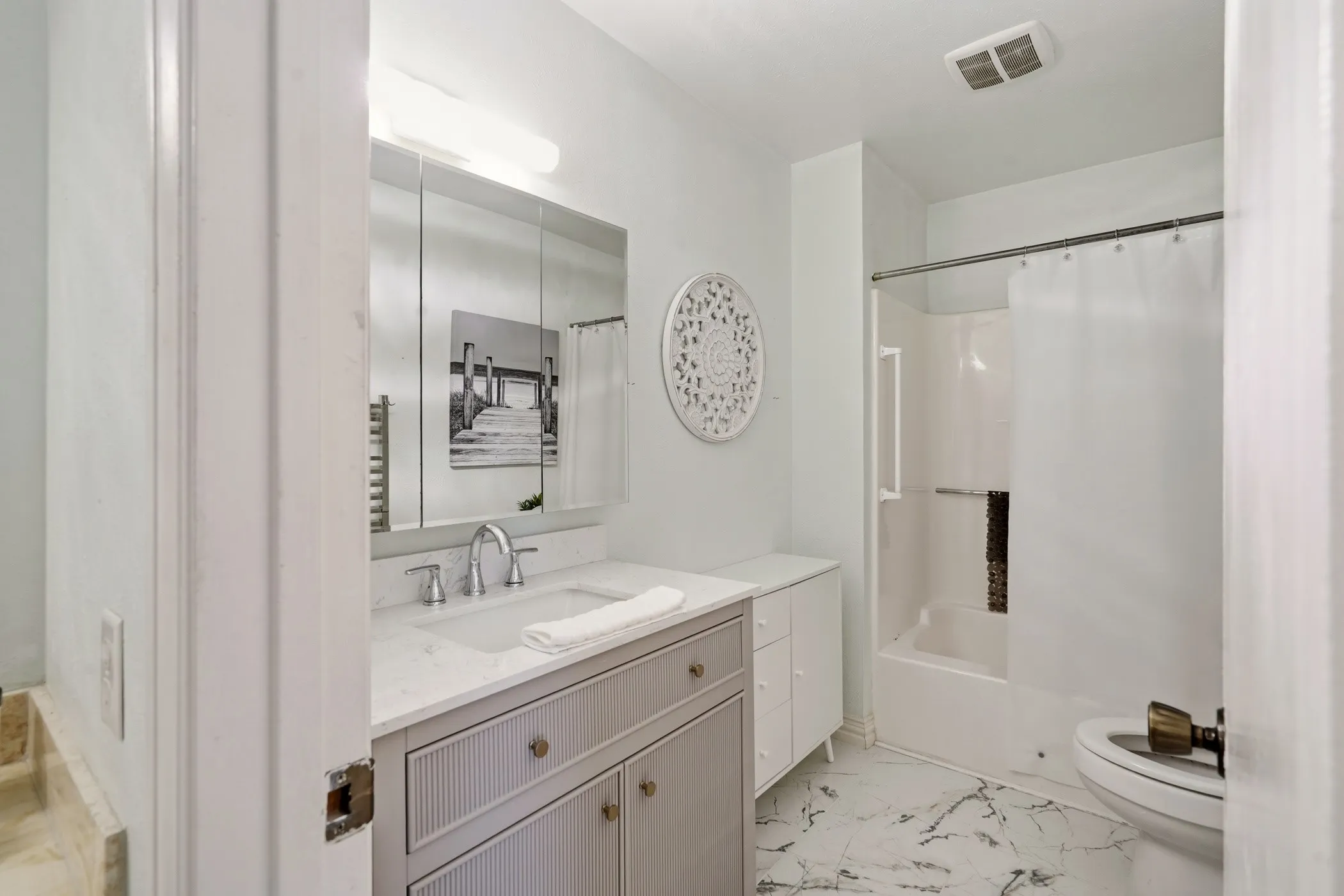 Condominium For Sale in Dallas County , 5860 Marina Drive 24, Garland, Texas 75043, 3 Bedroom, 4 Bathroom, Garage spaces, 2,164 Sqft, built in 1977, mls#21280511, Real Estate Agent in Garland, Homes For Sale in Dallas county, Homes For Sale in Garland, Realtor in Garland Texas, Real Estate Brokerage Independent Realty Texas, Luminita Cordes Realtor