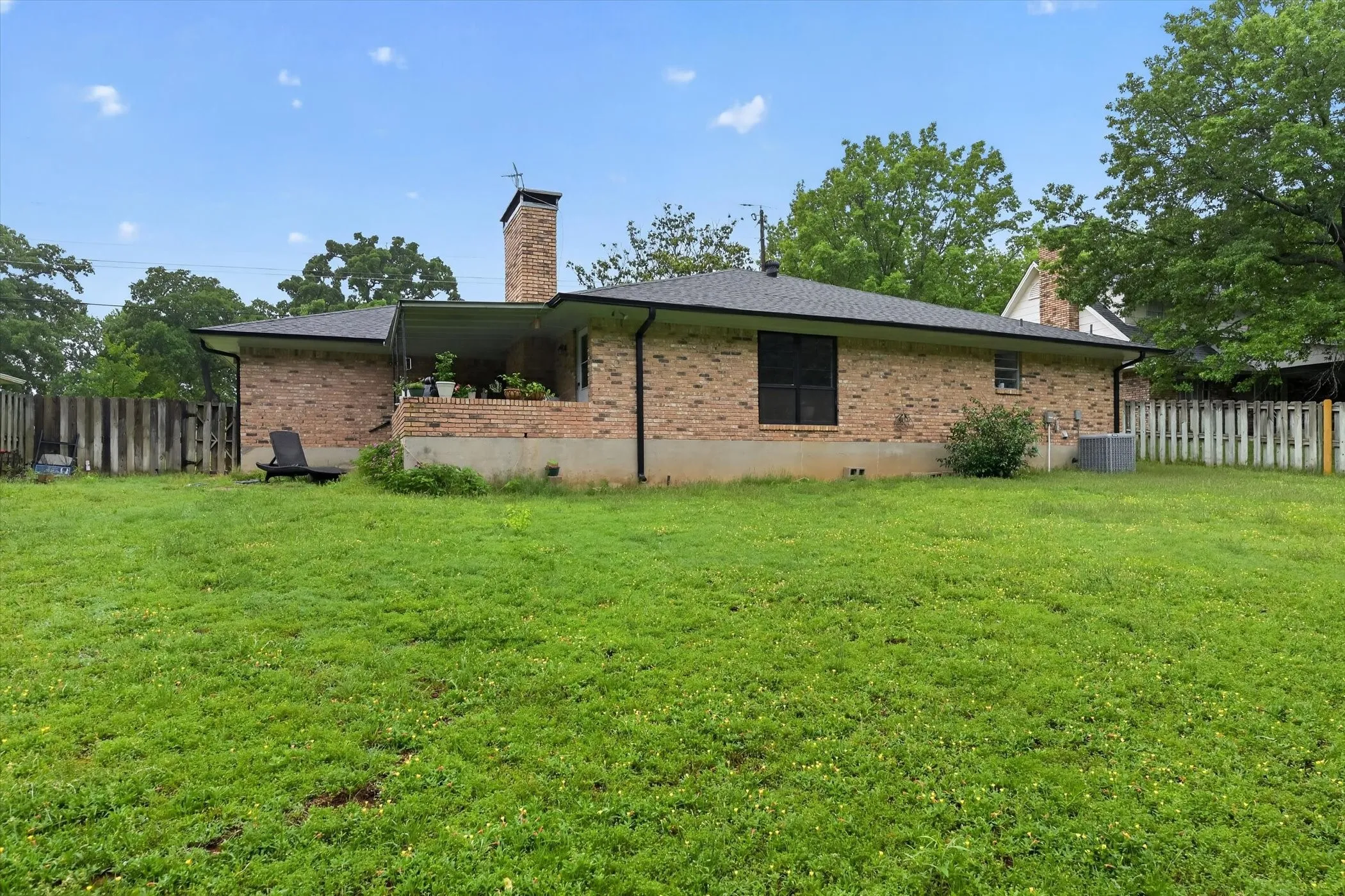 Single Family Residence For Sale in Grayson County , 1224 S Lang Avenue, Denison, Texas 75020, 3 Bedroom, 2 Bathroom, 2 Garage spaces, 1,870 Sqft, built in 1974, mls#21279313, Real Estate Agent in Denison, Homes For Sale in Grayson county, Homes For Sale in Denison, Realtor in Denison Texas, Real Estate Brokerage Independent Realty Texas, Luminita Cordes Realtor