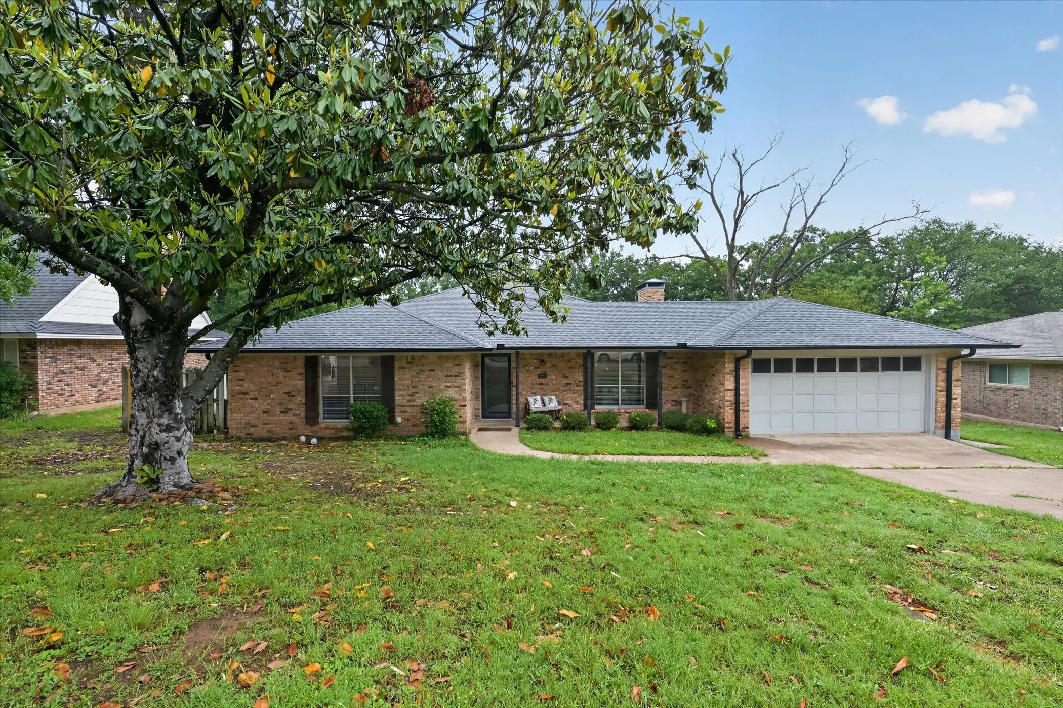 Single Family Residence For Sale in Grayson County , 1224 S Lang Avenue, Denison, Texas 75020, 3 Bedroom, 2 Bathroom, 2 Garage spaces, 1,870 Sqft, built in 1974, mls#21279313, Real Estate Agent in Denison, Homes For Sale in Grayson county, Homes For Sale in Denison, Realtor in Denison Texas, Real Estate Brokerage Independent Realty Texas, Luminita Cordes Realtor