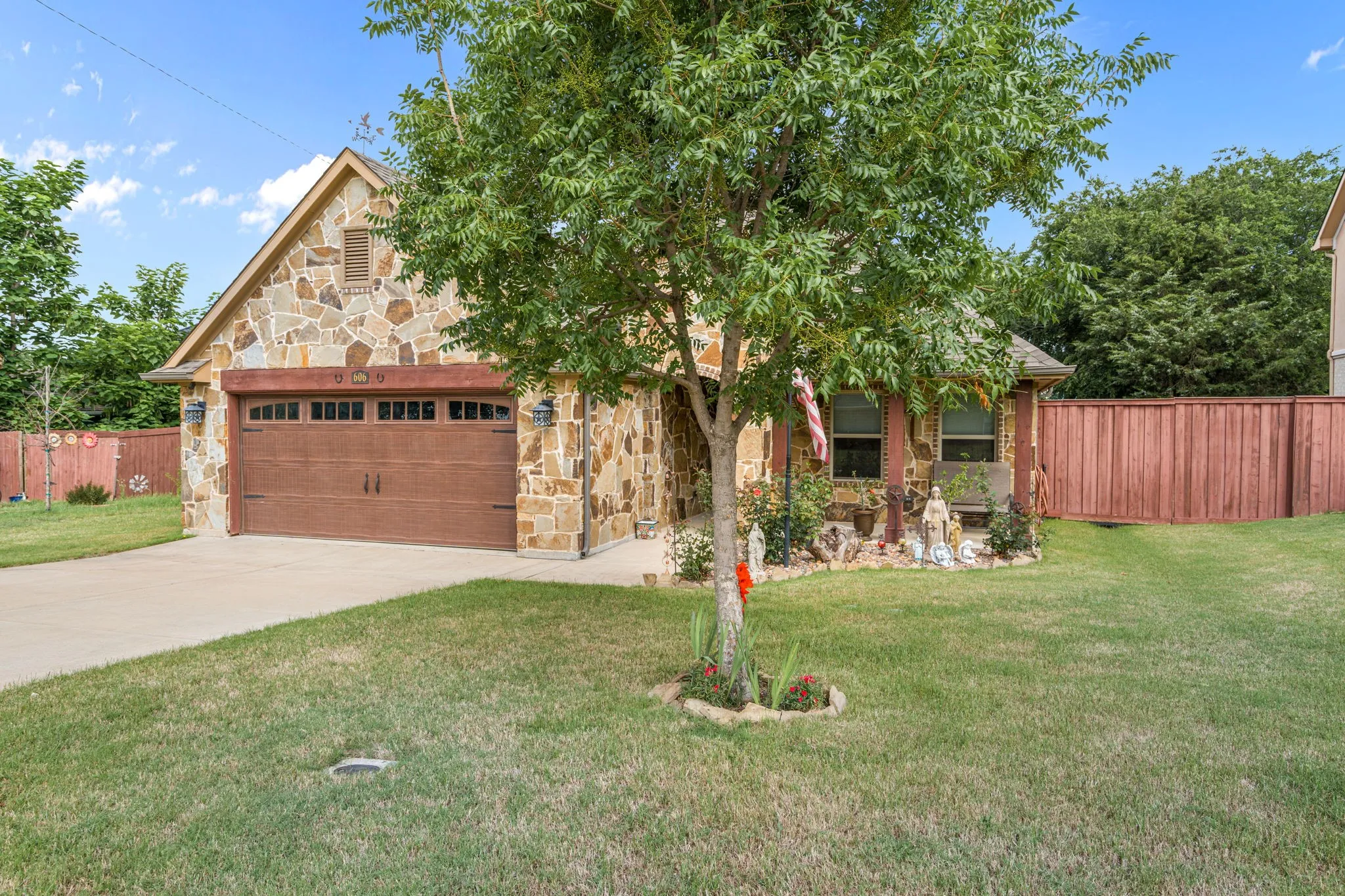 Single Family Residence For Sale in Denton County , 606 Hillside Circle, Little Elm, Texas 75068, 3 Bedroom, 2 Bathroom, 2 Garage spaces, 2,315 Sqft, built in 2020, mls#21282189, Real Estate Agent in Little Elm, Homes For Sale in Denton county, Homes For Sale in Little Elm, Realtor in Little Elm Texas, Real Estate Brokerage Independent Realty Texas, Luminita Cordes Realtor