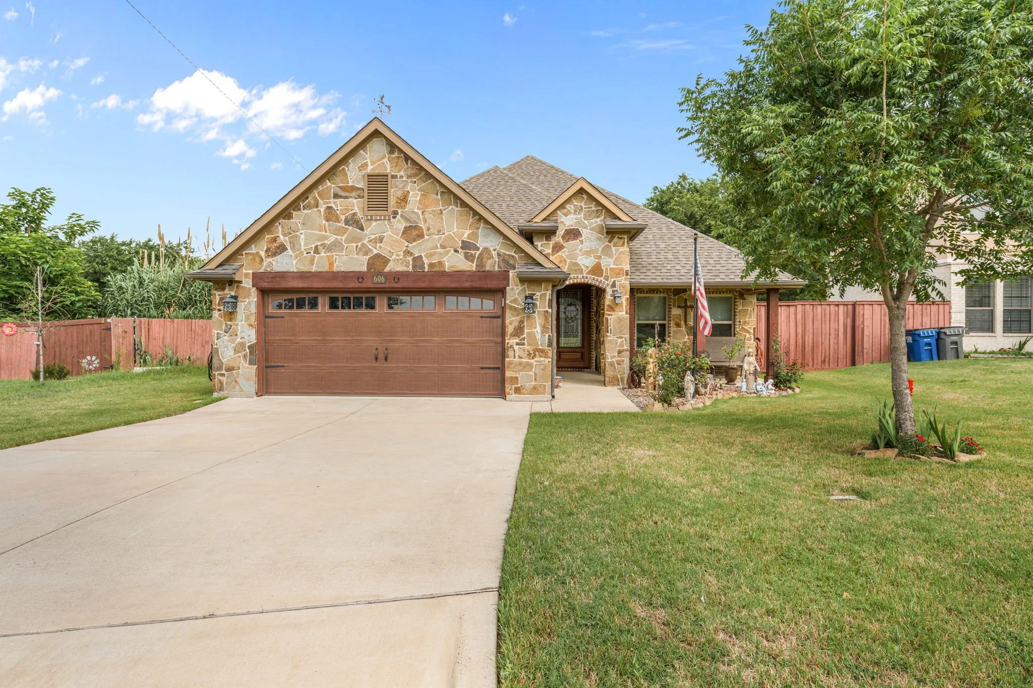Single Family Residence For Sale in Denton County , 606 Hillside Circle, Little Elm, Texas 75068, 3 Bedroom, 2 Bathroom, 2 Garage spaces, 2,315 Sqft, built in 2020, mls#21282189, Real Estate Agent in Little Elm, Homes For Sale in Denton county, Homes For Sale in Little Elm, Realtor in Little Elm Texas, Real Estate Brokerage Independent Realty Texas, Luminita Cordes Realtor