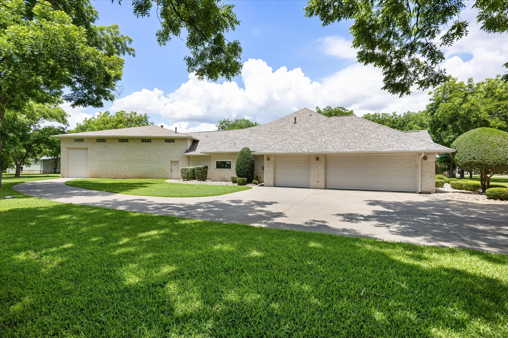 Single Family Residence For Sale in Hood County , 5501 Flagstick Drive, Granbury, Texas 76049, 3 Bedroom, 4 Bathroom, 3 Garage spaces, 3,822 Sqft, built in 2001, mls#21281389, Real Estate Agent in Granbury, Homes For Sale in Hood county, Homes For Sale in Granbury, Realtor in Granbury Texas, Real Estate Brokerage Independent Realty Texas, Luminita Cordes Realtor