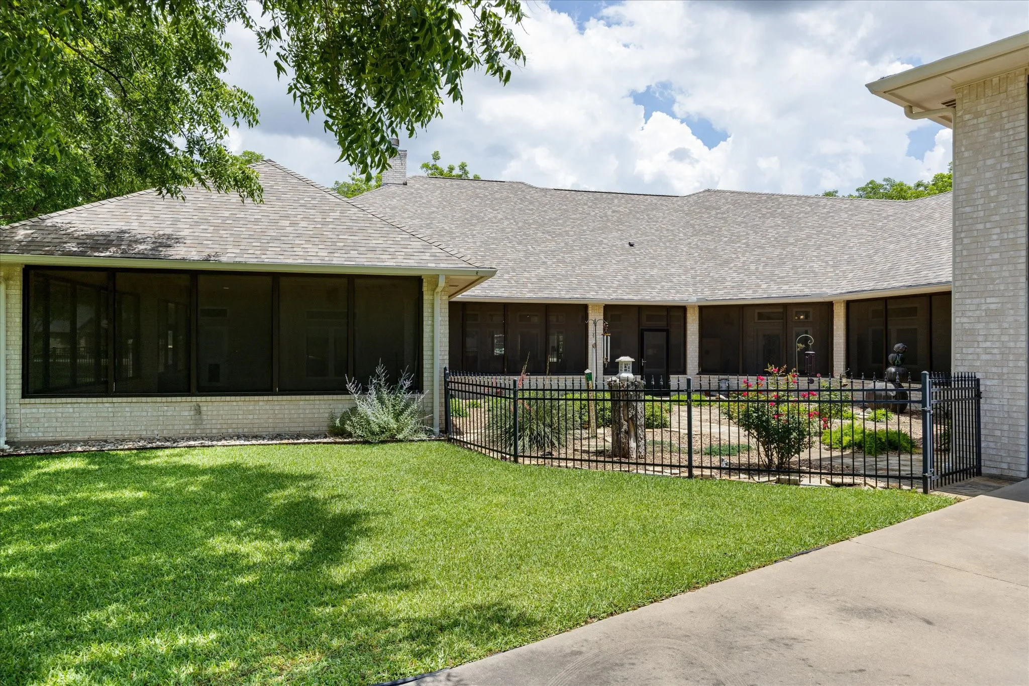 Single Family Residence For Sale in Hood County , 5501 Flagstick Drive, Granbury, Texas 76049, 3 Bedroom, 4 Bathroom, 3 Garage spaces, 3,822 Sqft, built in 2001, mls#21281389, Real Estate Agent in Granbury, Homes For Sale in Hood county, Homes For Sale in Granbury, Realtor in Granbury Texas, Real Estate Brokerage Independent Realty Texas, Luminita Cordes Realtor