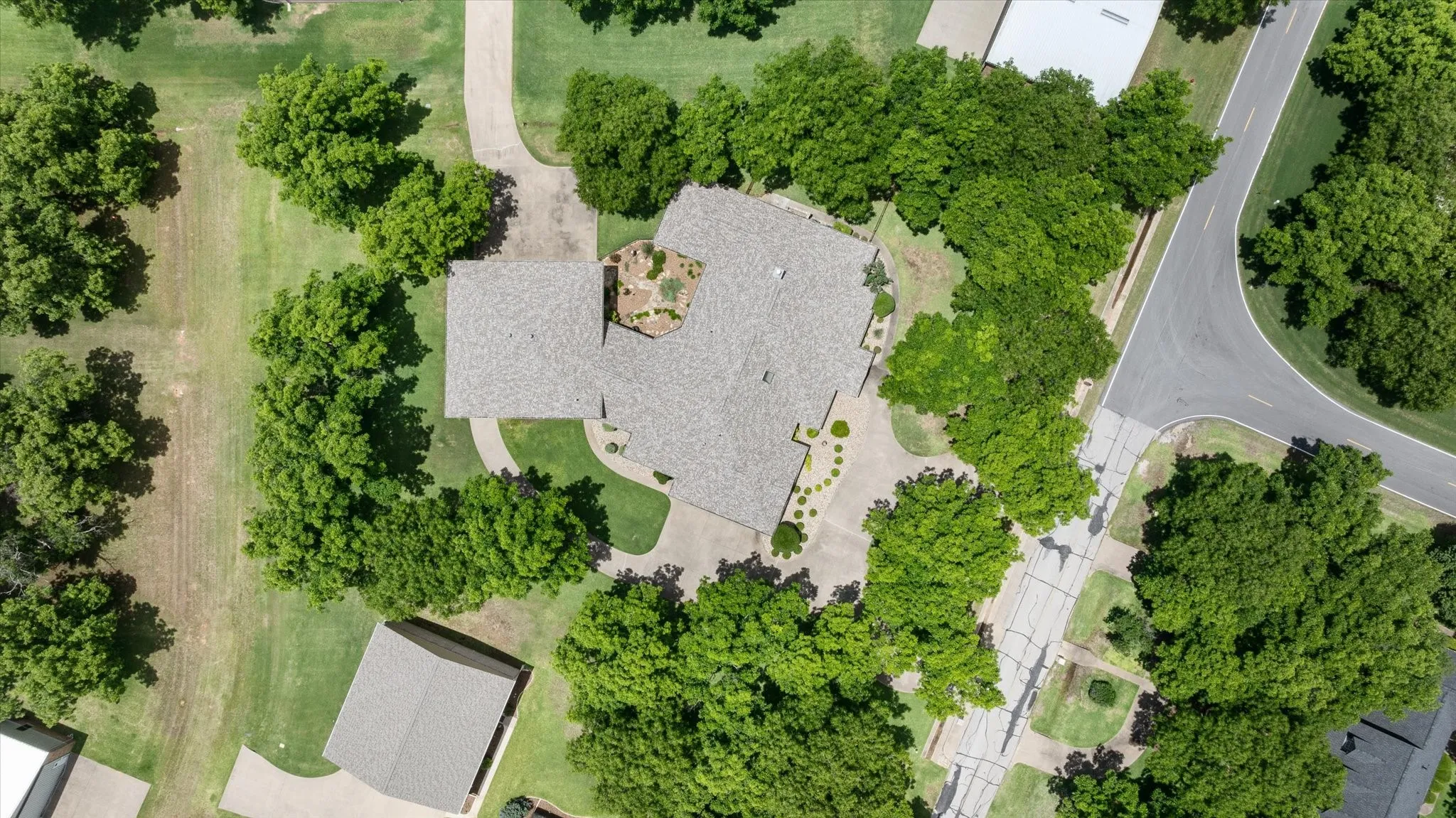 Single Family Residence For Sale in Hood County , 5501 Flagstick Drive, Granbury, Texas 76049, 3 Bedroom, 4 Bathroom, 3 Garage spaces, 3,822 Sqft, built in 2001, mls#21281389, Real Estate Agent in Granbury, Homes For Sale in Hood county, Homes For Sale in Granbury, Realtor in Granbury Texas, Real Estate Brokerage Independent Realty Texas, Luminita Cordes Realtor