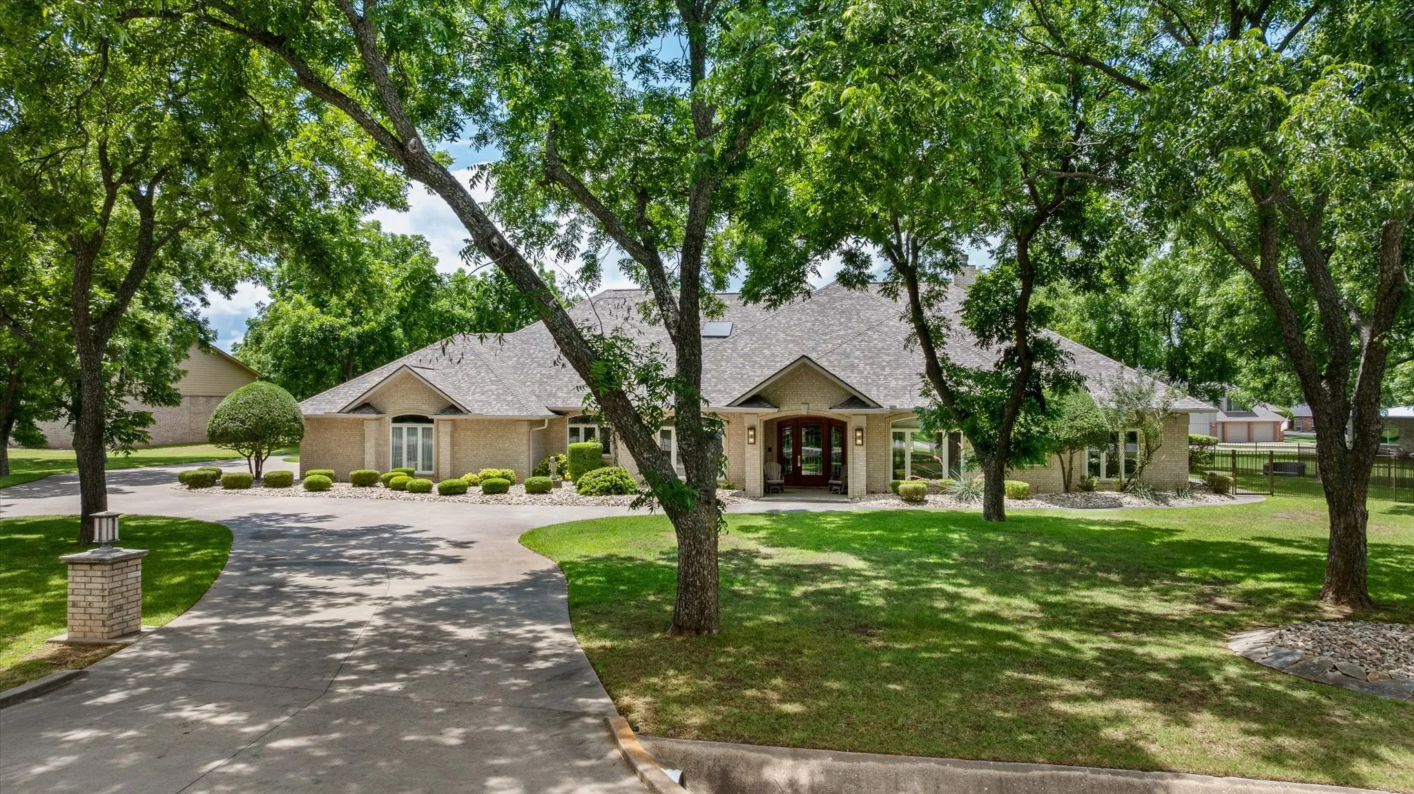 Single Family Residence For Sale in Hood County , 5501 Flagstick Drive, Granbury, Texas 76049, 3 Bedroom, 4 Bathroom, 3 Garage spaces, 3,822 Sqft, built in 2001, mls#21281389, Real Estate Agent in Granbury, Homes For Sale in Hood county, Homes For Sale in Granbury, Realtor in Granbury Texas, Real Estate Brokerage Independent Realty Texas, Luminita Cordes Realtor