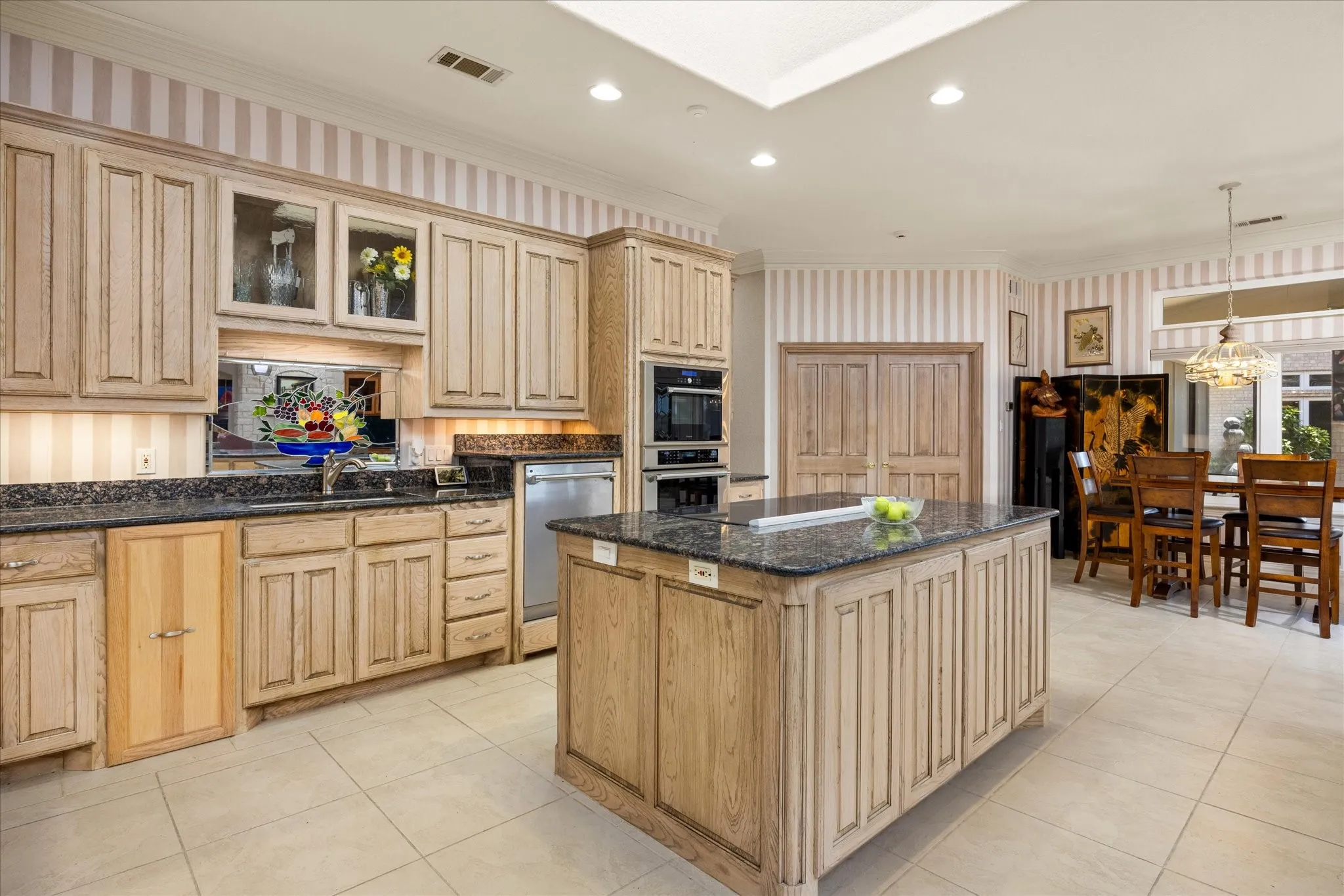 Single Family Residence For Sale in Hood County , 5501 Flagstick Drive, Granbury, Texas 76049, 3 Bedroom, 4 Bathroom, 3 Garage spaces, 3,822 Sqft, built in 2001, mls#21281389, Real Estate Agent in Granbury, Homes For Sale in Hood county, Homes For Sale in Granbury, Realtor in Granbury Texas, Real Estate Brokerage Independent Realty Texas, Luminita Cordes Realtor