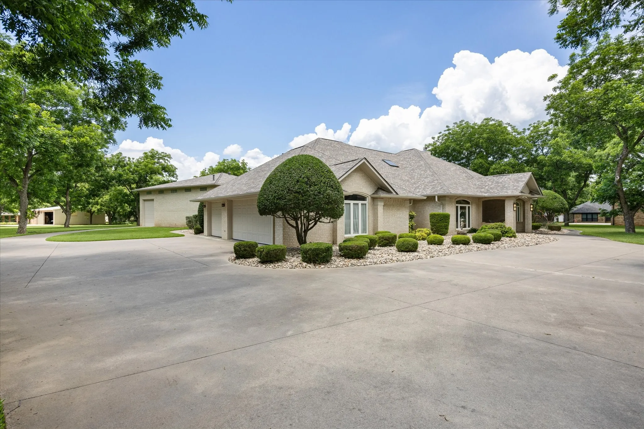 Single Family Residence For Sale in Hood County , 5501 Flagstick Drive, Granbury, Texas 76049, 3 Bedroom, 4 Bathroom, 3 Garage spaces, 3,822 Sqft, built in 2001, mls#21281389, Real Estate Agent in Granbury, Homes For Sale in Hood county, Homes For Sale in Granbury, Realtor in Granbury Texas, Real Estate Brokerage Independent Realty Texas, Luminita Cordes Realtor