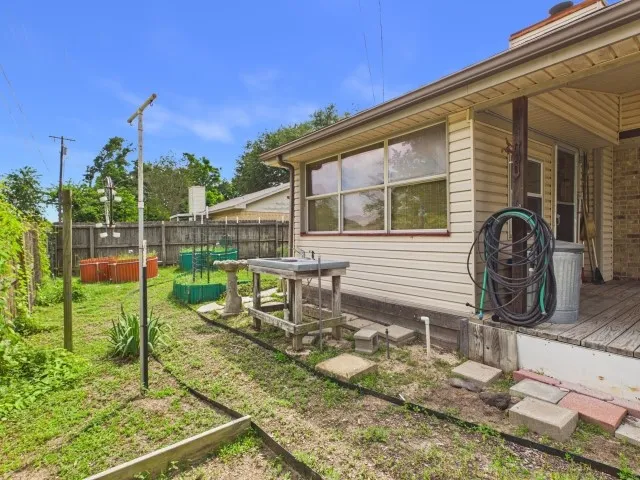 Single Family Residence For Sale in Henderson County , 782 Southwood Drive, Athens, Texas 75751, 3 Bedroom, 2 Bathroom, 1 Garage spaces, 1,536 Sqft, built in 1985, mls#21282826, Real Estate Agent in Athens, Homes For Sale in Henderson county, Homes For Sale in Athens, Realtor in Athens Texas, Real Estate Brokerage Independent Realty Texas, Luminita Cordes Realtor
