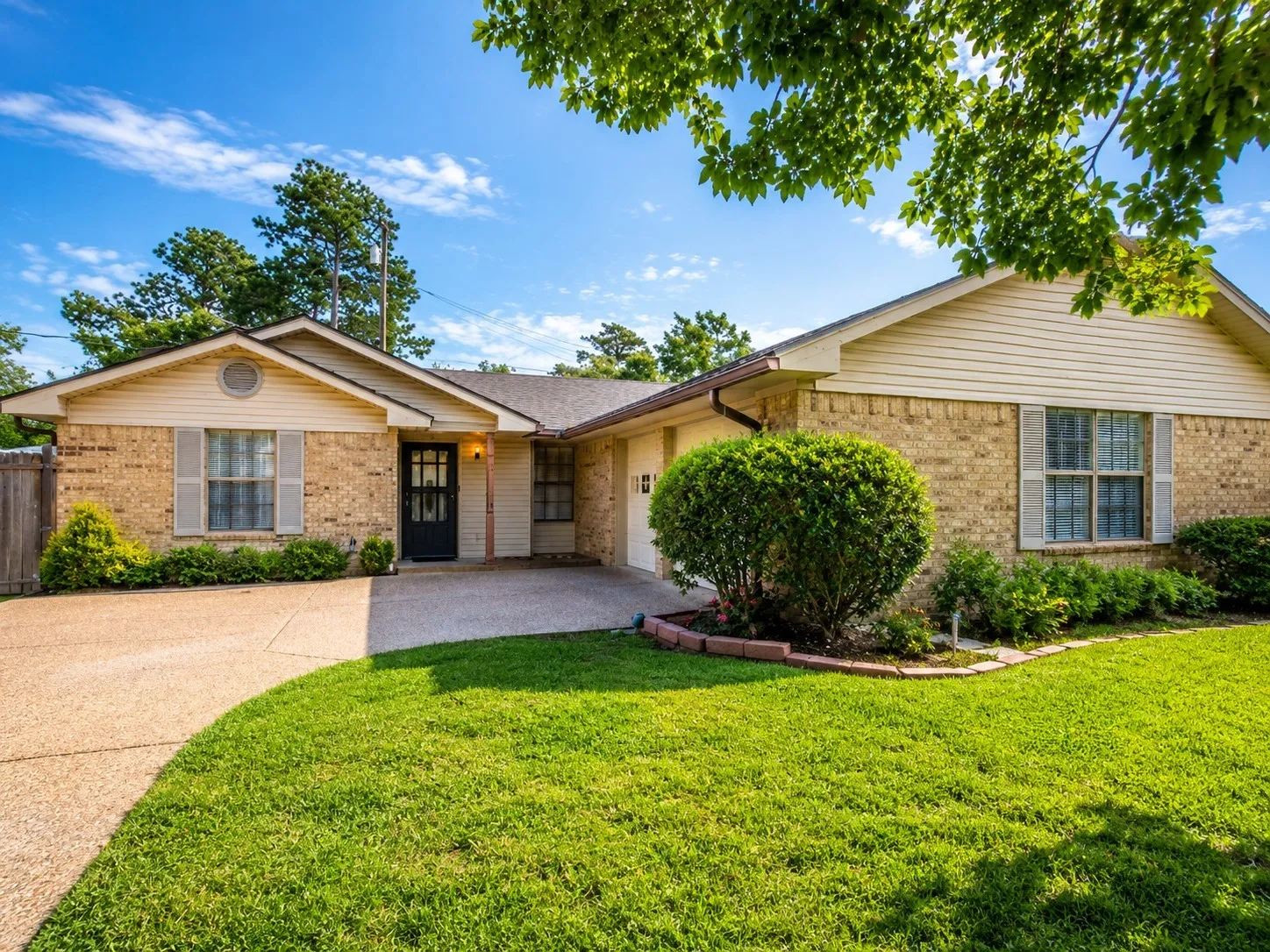 Single Family Residence For Sale in Henderson County , 782 Southwood Drive, Athens, Texas 75751, 3 Bedroom, 2 Bathroom, 1 Garage spaces, 1,536 Sqft, built in 1985, mls#21282826, Real Estate Agent in Athens, Homes For Sale in Henderson county, Homes For Sale in Athens, Realtor in Athens Texas, Real Estate Brokerage Independent Realty Texas, Luminita Cordes Realtor