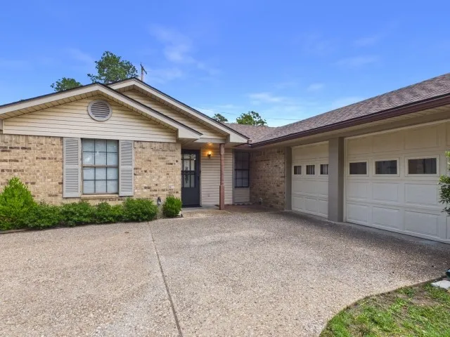 Single Family Residence For Sale in Henderson County , 782 Southwood Drive, Athens, Texas 75751, 3 Bedroom, 2 Bathroom, 1 Garage spaces, 1,536 Sqft, built in 1985, mls#21282826, Real Estate Agent in Athens, Homes For Sale in Henderson county, Homes For Sale in Athens, Realtor in Athens Texas, Real Estate Brokerage Independent Realty Texas, Luminita Cordes Realtor