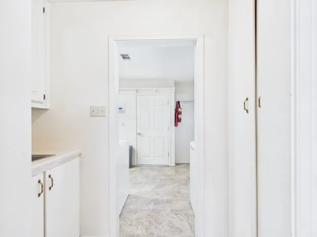 Single Family Residence For Sale in Henderson County , 782 Southwood Drive, Athens, Texas 75751, 3 Bedroom, 2 Bathroom, 1 Garage spaces, 1,536 Sqft, built in 1985, mls#21282826, Real Estate Agent in Athens, Homes For Sale in Henderson county, Homes For Sale in Athens, Realtor in Athens Texas, Real Estate Brokerage Independent Realty Texas, Luminita Cordes Realtor