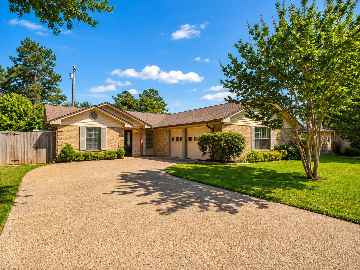 Single Family Residence For Sale in Henderson County , 782 Southwood Drive, Athens, Texas 75751, 3 Bedroom, 2 Bathroom, 1 Garage spaces, 1,536 Sqft, built in 1985, mls#21282826, Real Estate Agent in Athens, Homes For Sale in Henderson county, Homes For Sale in Athens, Realtor in Athens Texas, Real Estate Brokerage Independent Realty Texas, Luminita Cordes Realtor