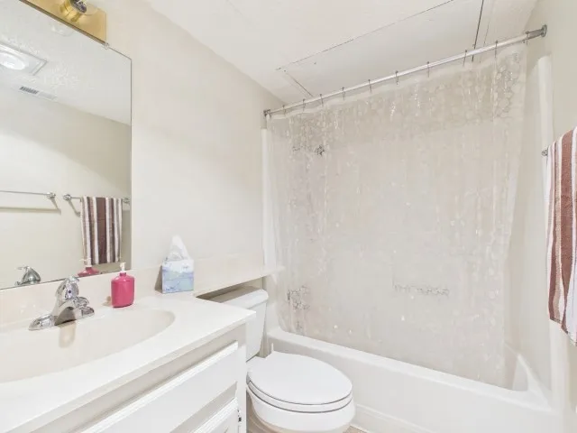 Single Family Residence For Sale in Henderson County , 782 Southwood Drive, Athens, Texas 75751, 3 Bedroom, 2 Bathroom, 1 Garage spaces, 1,536 Sqft, built in 1985, mls#21282826, Real Estate Agent in Athens, Homes For Sale in Henderson county, Homes For Sale in Athens, Realtor in Athens Texas, Real Estate Brokerage Independent Realty Texas, Luminita Cordes Realtor