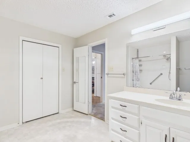Single Family Residence For Sale in Henderson County , 782 Southwood Drive, Athens, Texas 75751, 3 Bedroom, 2 Bathroom, 1 Garage spaces, 1,536 Sqft, built in 1985, mls#21282826, Real Estate Agent in Athens, Homes For Sale in Henderson county, Homes For Sale in Athens, Realtor in Athens Texas, Real Estate Brokerage Independent Realty Texas, Luminita Cordes Realtor