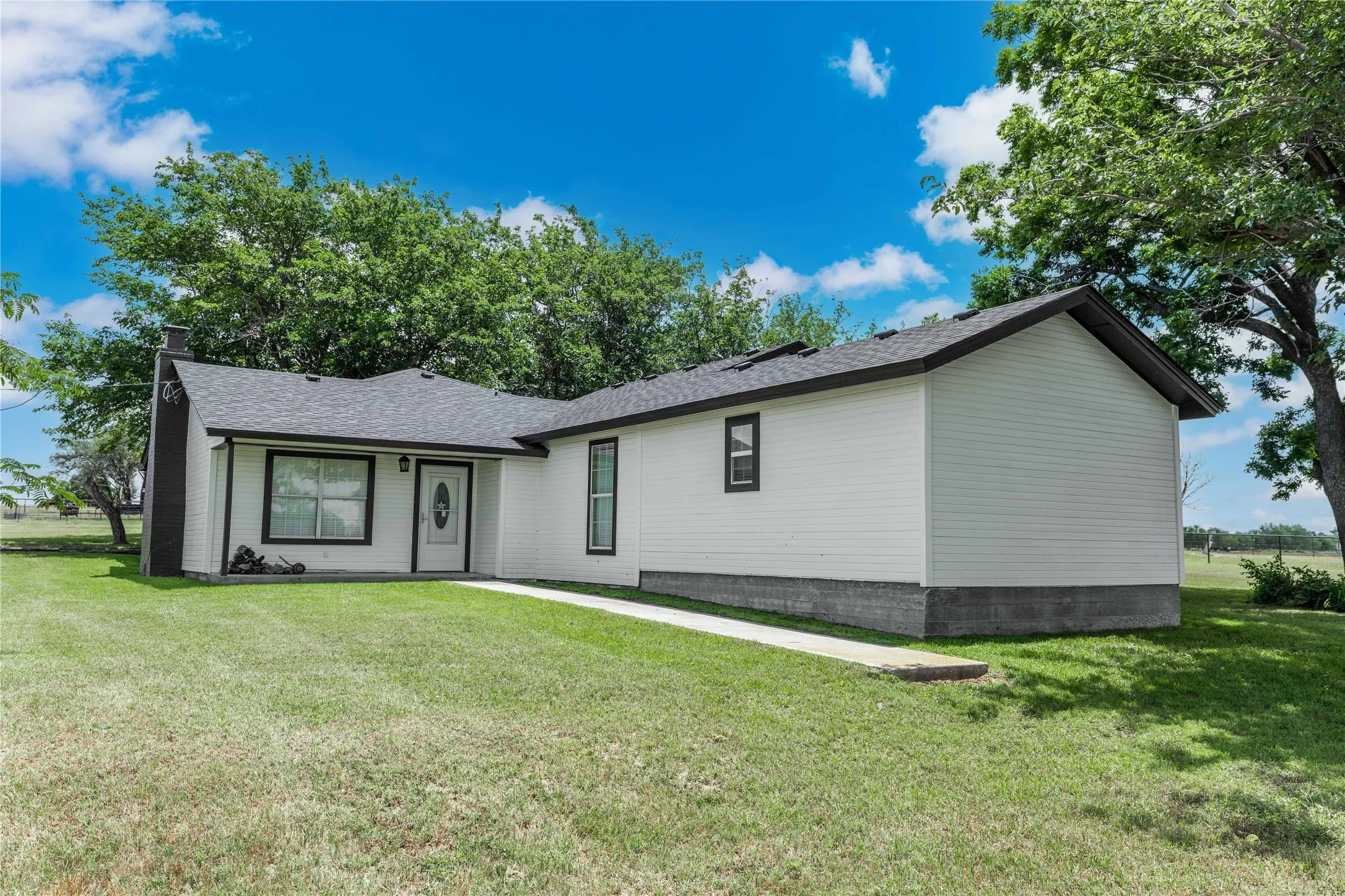 Single Family Residence For Sale in Brown County , 19050 County Road 487, May, Texas 76857, 3 Bedroom, 3 Bathroom, Garage spaces, 2,429 Sqft, built in 2007, mls#21279511, Real Estate Agent in May, Homes For Sale in Brown county, Homes For Sale in May, Realtor in May Texas, Real Estate Brokerage Independent Realty Texas, Luminita Cordes Realtor