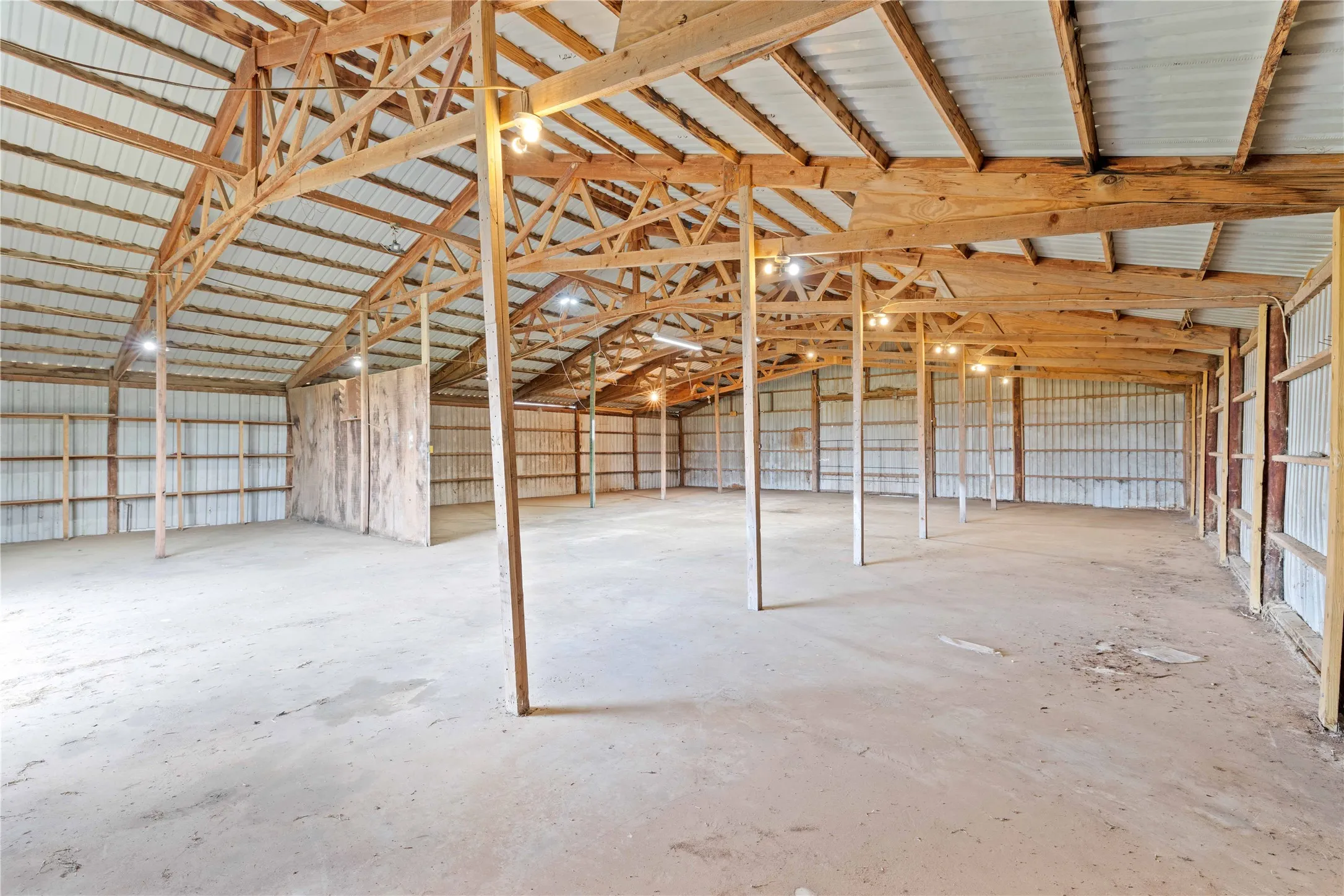 Single Family Residence For Sale in Brown County , 19050 County Road 487, May, Texas 76857, 3 Bedroom, 3 Bathroom, Garage spaces, 2,429 Sqft, built in 2007, mls#21279511, Real Estate Agent in May, Homes For Sale in Brown county, Homes For Sale in May, Realtor in May Texas, Real Estate Brokerage Independent Realty Texas, Luminita Cordes Realtor