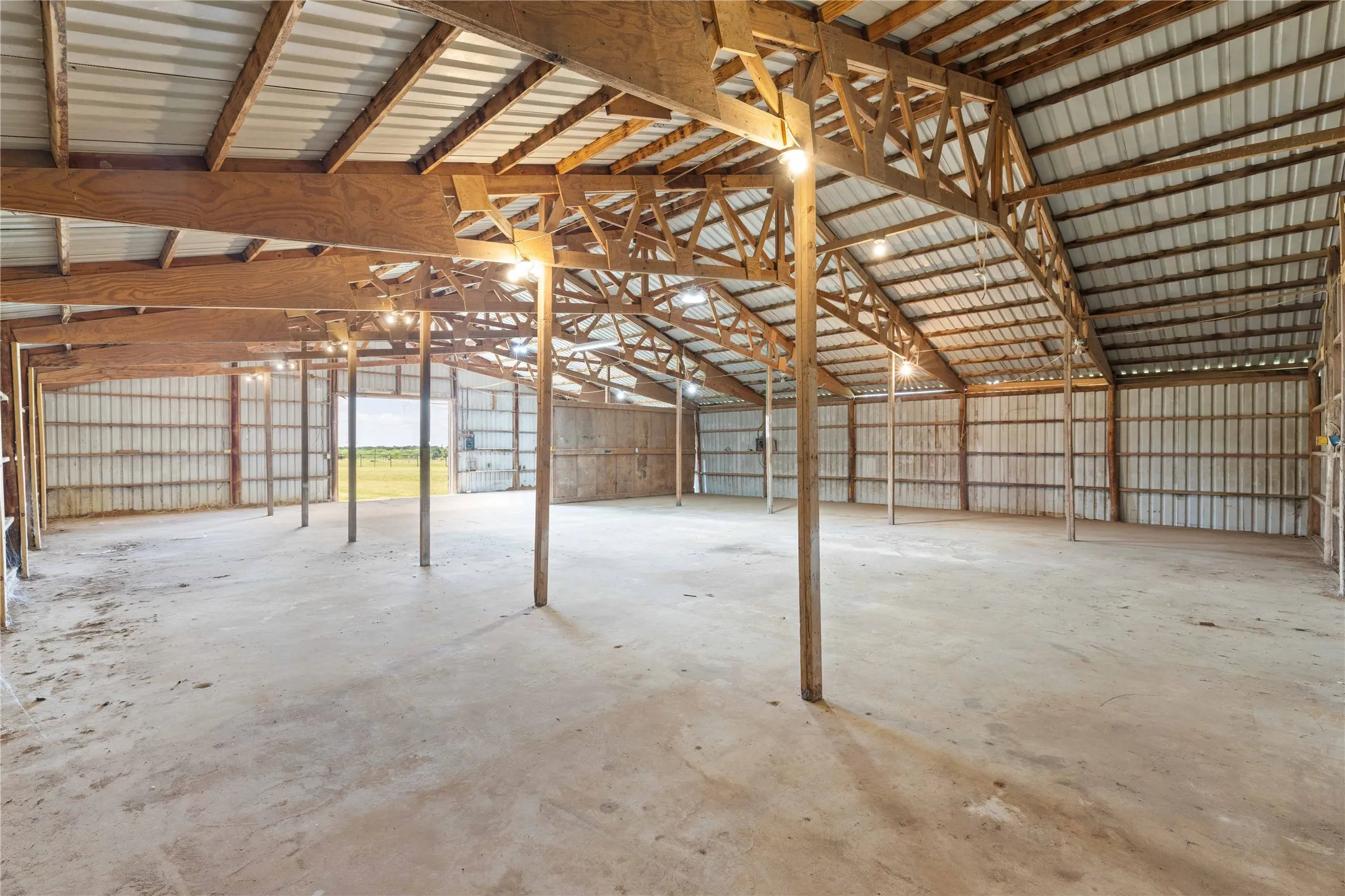 Single Family Residence For Sale in Brown County , 19050 County Road 487, May, Texas 76857, 3 Bedroom, 3 Bathroom, Garage spaces, 2,429 Sqft, built in 2007, mls#21279511, Real Estate Agent in May, Homes For Sale in Brown county, Homes For Sale in May, Realtor in May Texas, Real Estate Brokerage Independent Realty Texas, Luminita Cordes Realtor