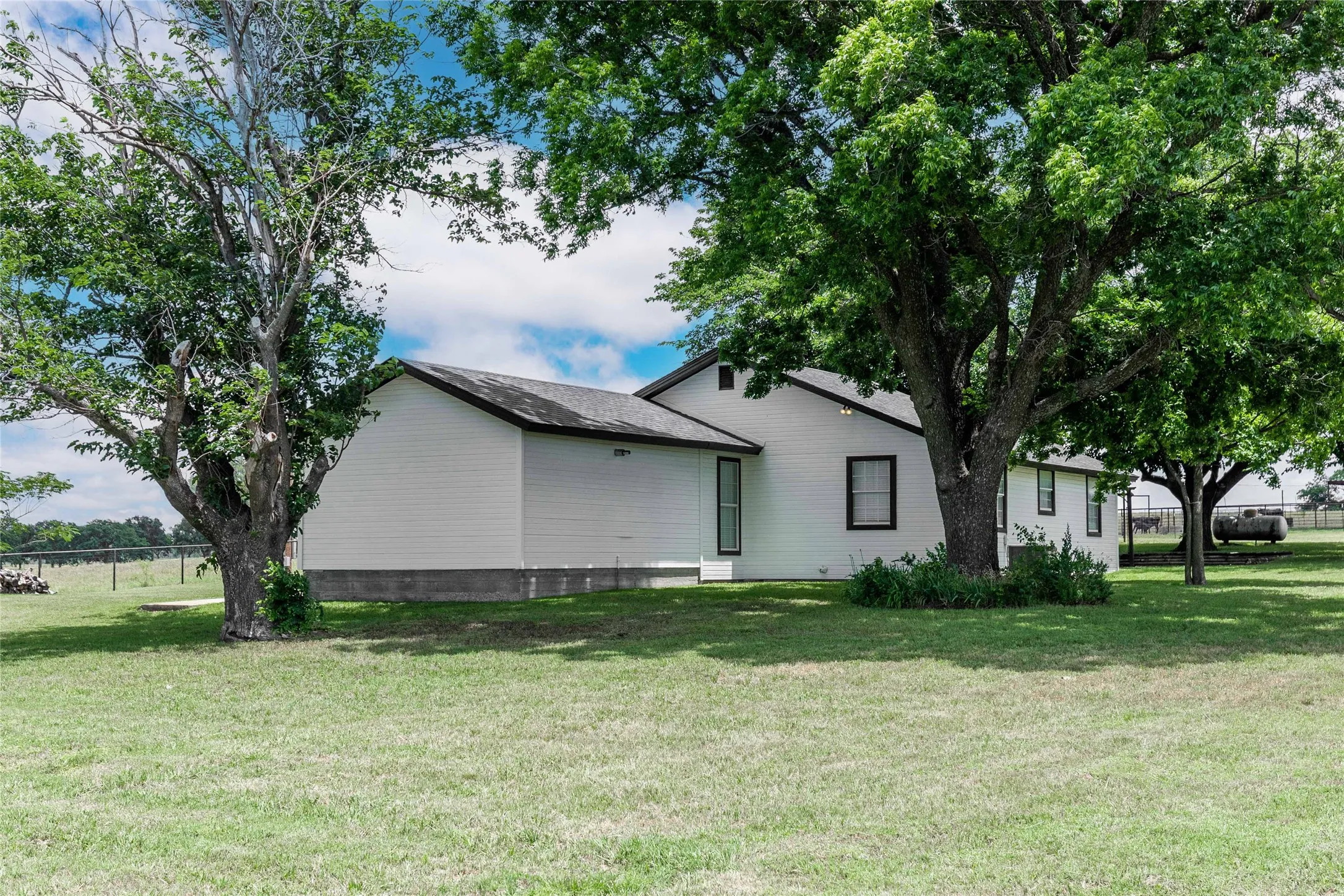 Single Family Residence For Sale in Brown County , 19050 County Road 487, May, Texas 76857, 3 Bedroom, 3 Bathroom, Garage spaces, 2,429 Sqft, built in 2007, mls#21279511, Real Estate Agent in May, Homes For Sale in Brown county, Homes For Sale in May, Realtor in May Texas, Real Estate Brokerage Independent Realty Texas, Luminita Cordes Realtor