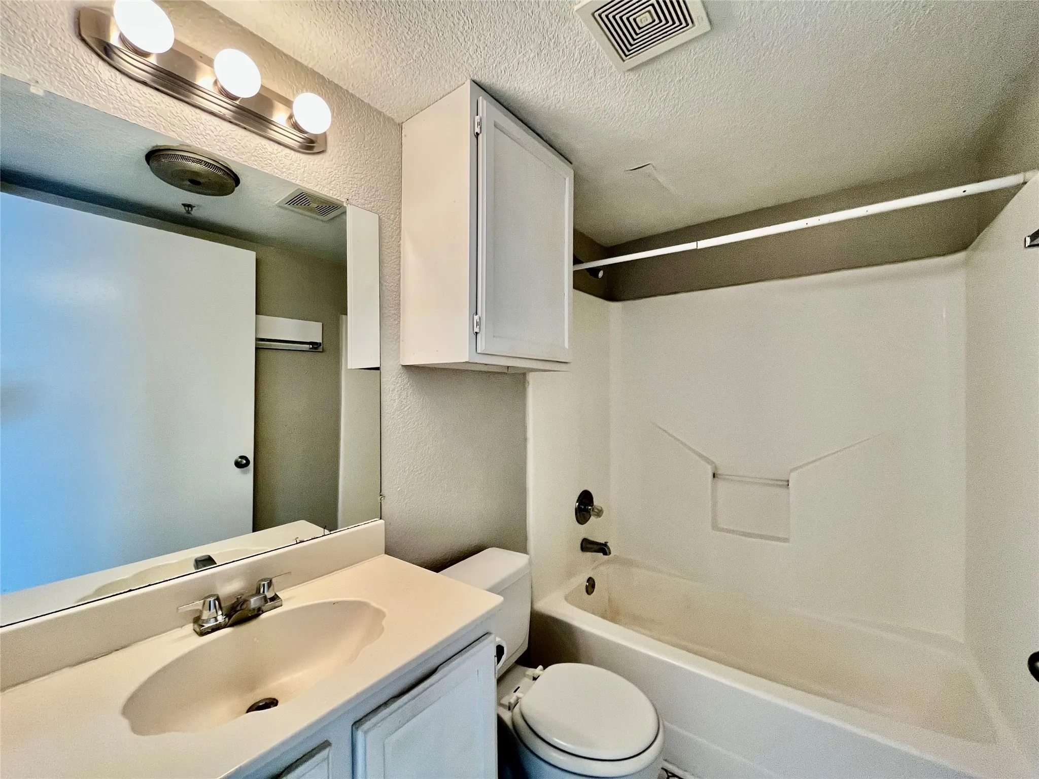 Apartment For Rent in Denton County , 701 W Sycamore Street 101, Denton, Texas 76201, 1 Bedroom, 1 Bathroom, Garage spaces, 450 Sqft, built in 1998, Price $800, mls#21282882, Real Estate Agent in Denton, Homes For Rent in Denton county, Homes For Rent in Denton, Realtor in Denton Texas, Real Estate Brokerage Independent Realty Texas, Luminita Cordes Realtor