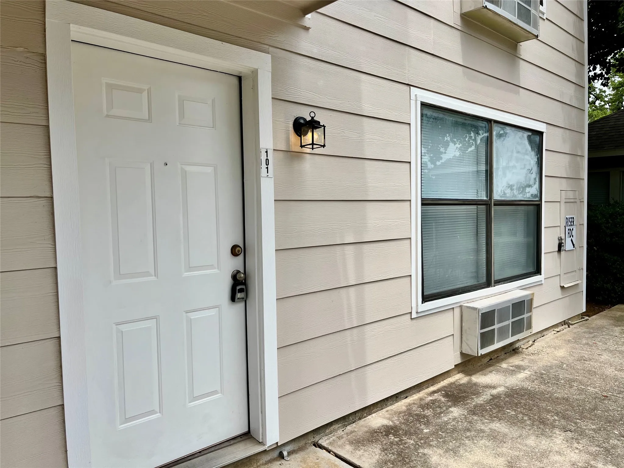 Apartment For Rent in Denton County , 701 W Sycamore Street 101, Denton, Texas 76201, 1 Bedroom, 1 Bathroom, Garage spaces, 450 Sqft, built in 1998, Price $800, mls#21282882, Real Estate Agent in Denton, Homes For Rent in Denton county, Homes For Rent in Denton, Realtor in Denton Texas, Real Estate Brokerage Independent Realty Texas, Luminita Cordes Realtor