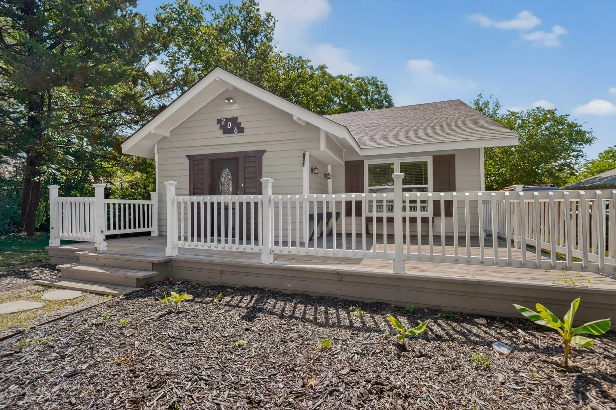Single Family Residence For Sale in Ellis County , 206 Farley Street, Waxahachie, Texas 75165, 4 Bedroom, 3 Bathroom, 2 Garage spaces, 2,153 Sqft, built in 1940, mls#21282863, Real Estate Agent in Waxahachie, Homes For Sale in Ellis county, Homes For Sale in Waxahachie, Realtor in Waxahachie Texas, Real Estate Brokerage Independent Realty Texas, Luminita Cordes Realtor